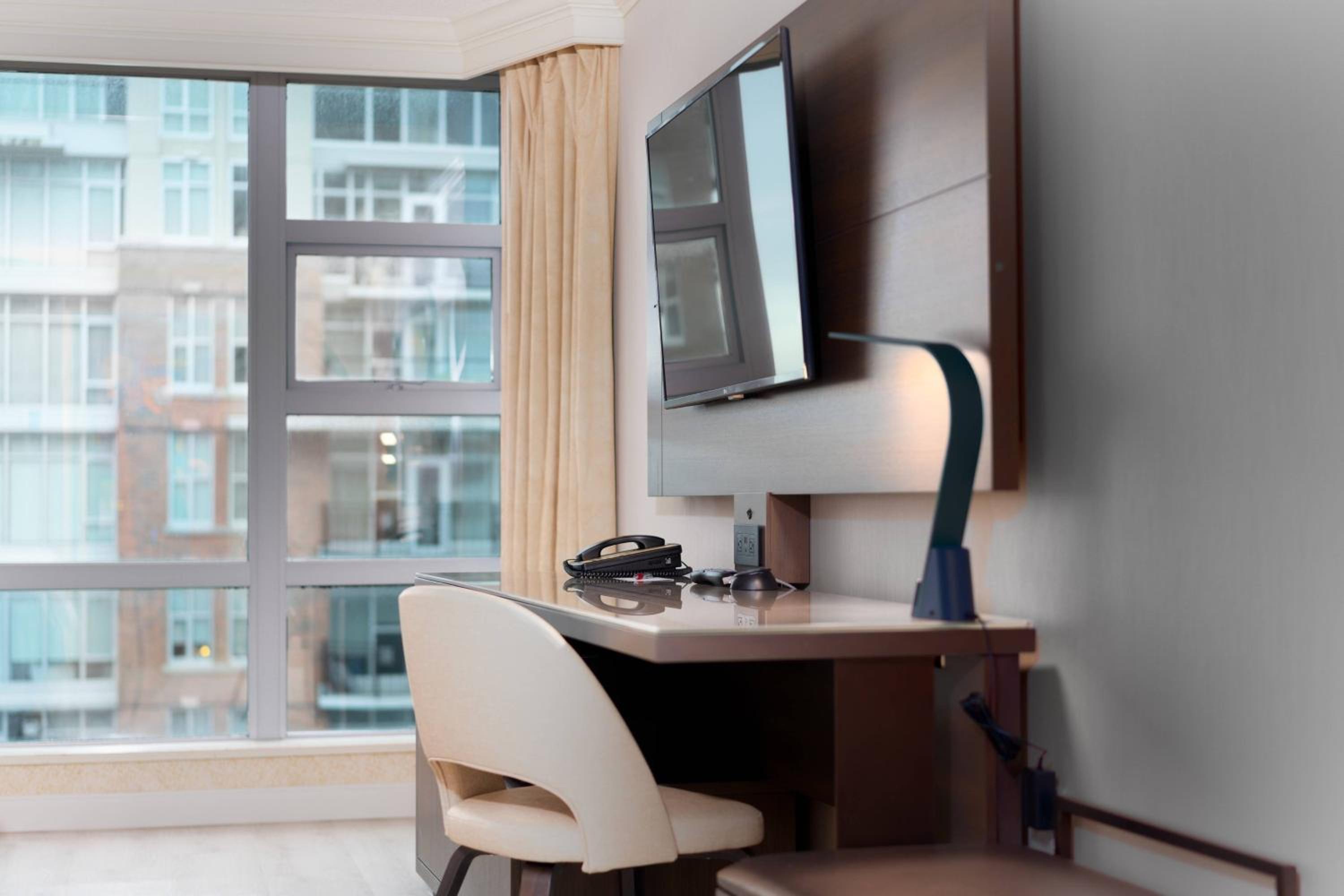 King Guest Room with Club Access - Photo 2