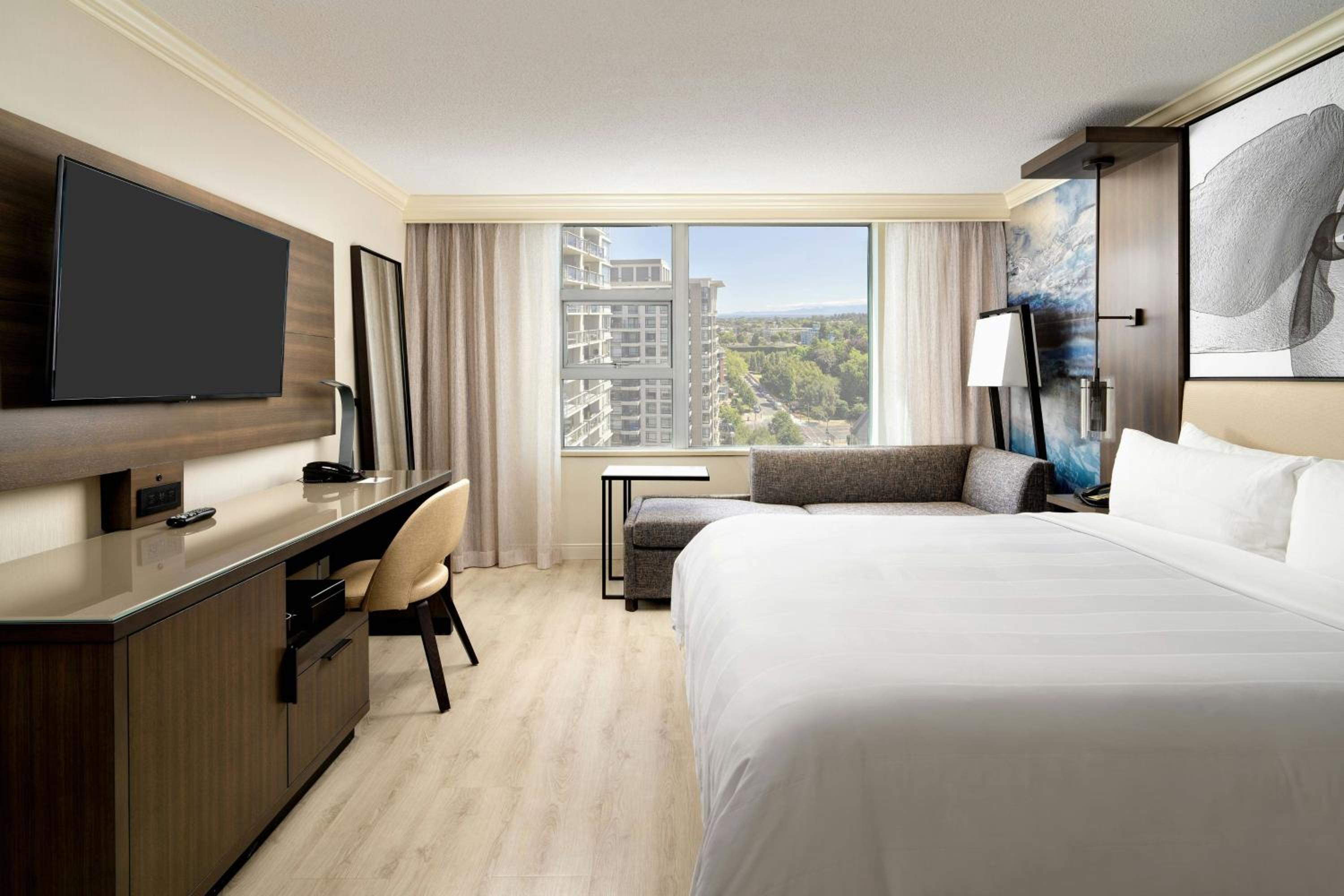 King Guest Room with Club Access - Photo 1