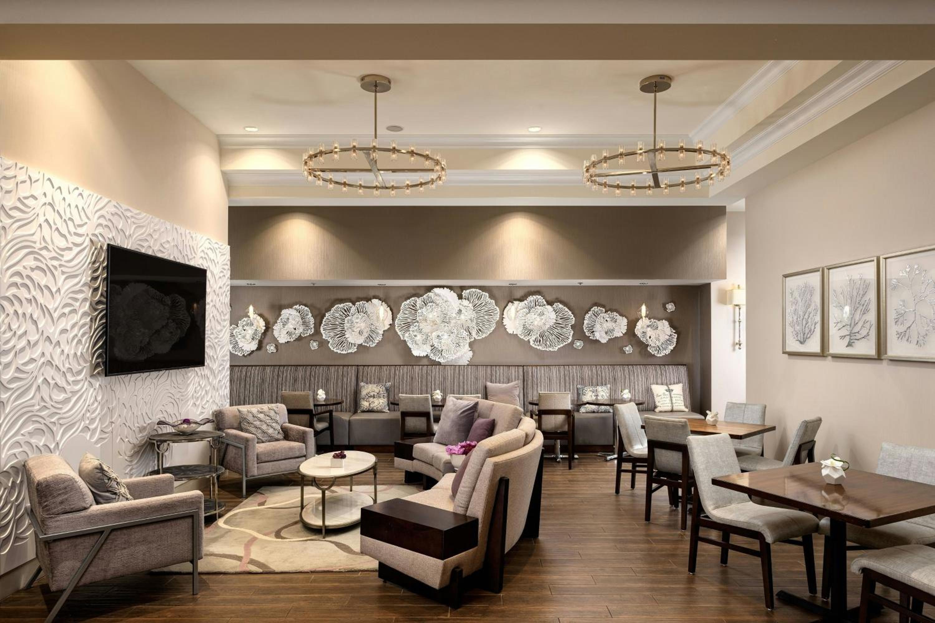 King Guest Room with Club Access - Photo 6