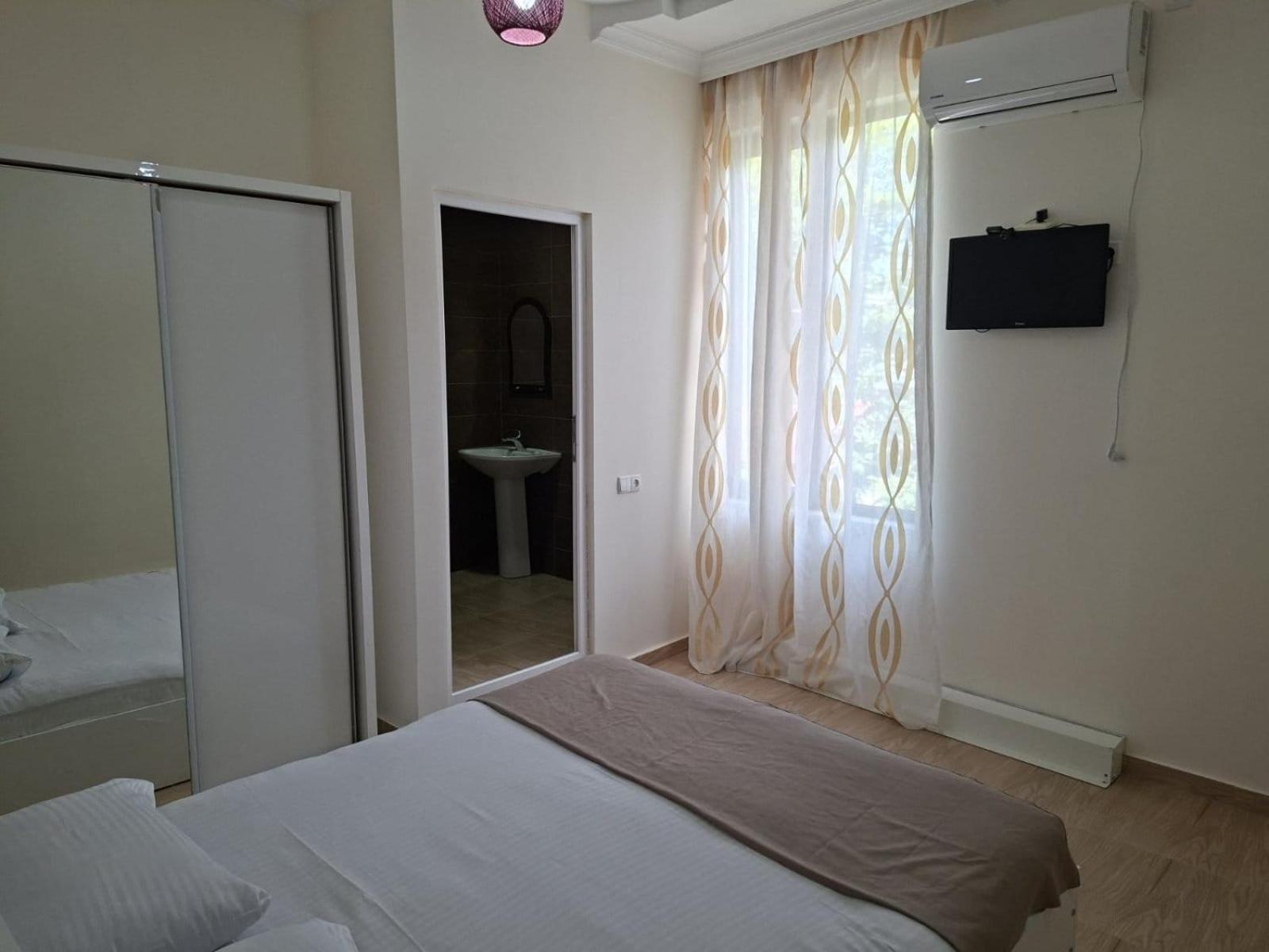 Large Double Room photo 3