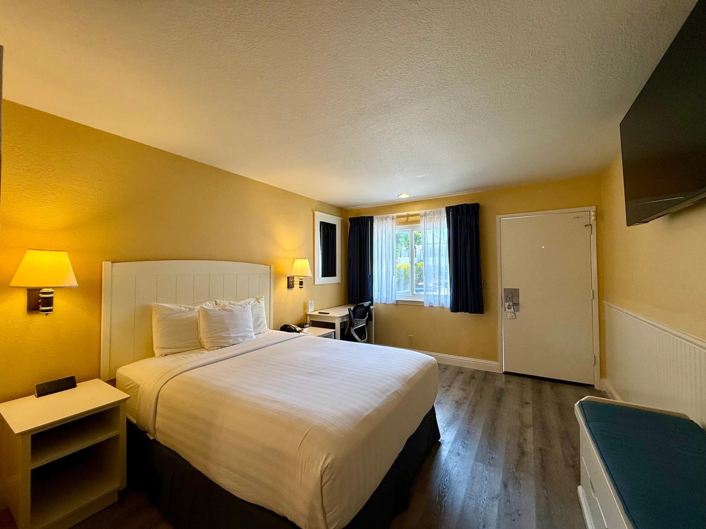 Queen Room photo 1