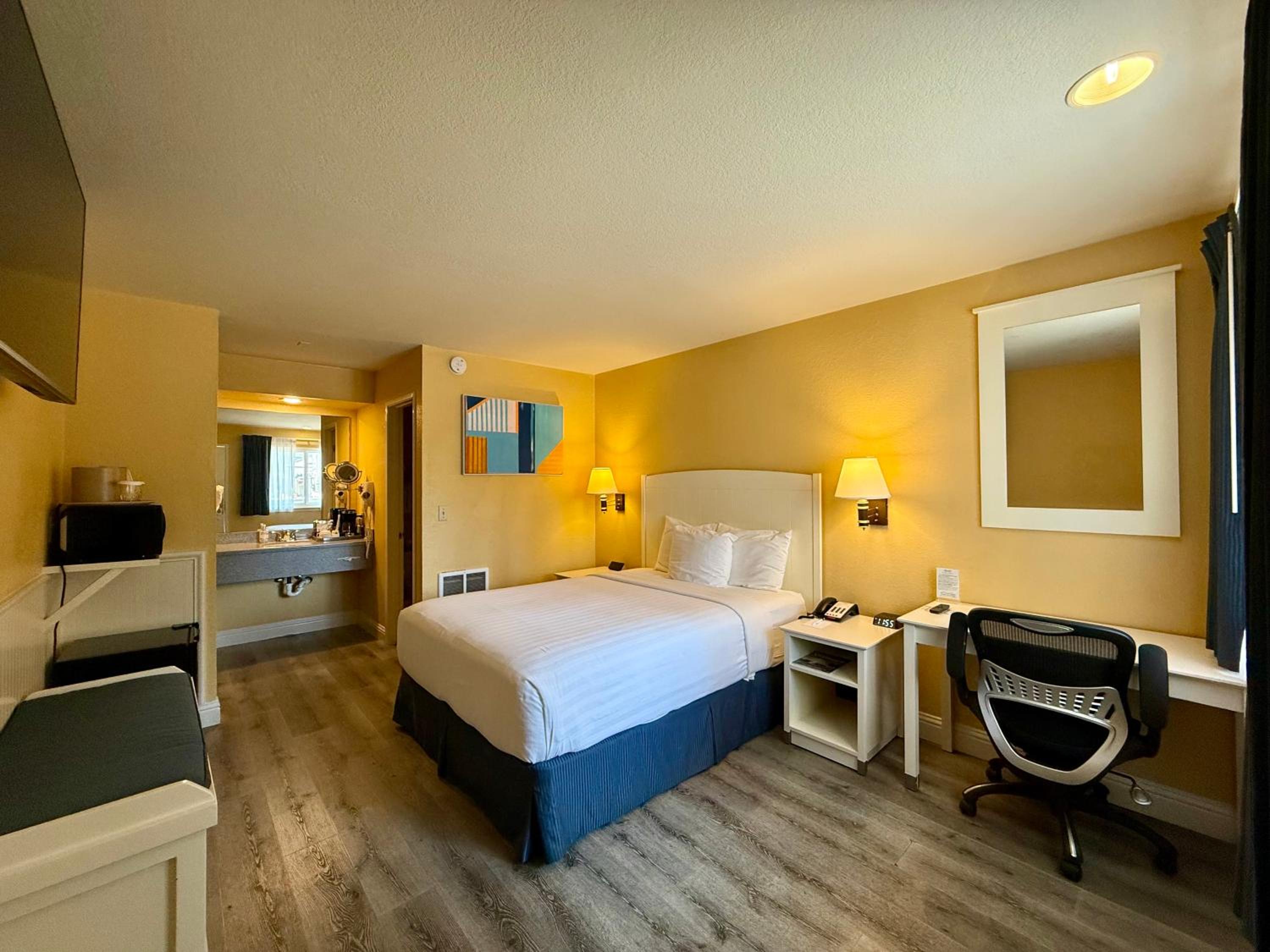 Queen Room photo 2