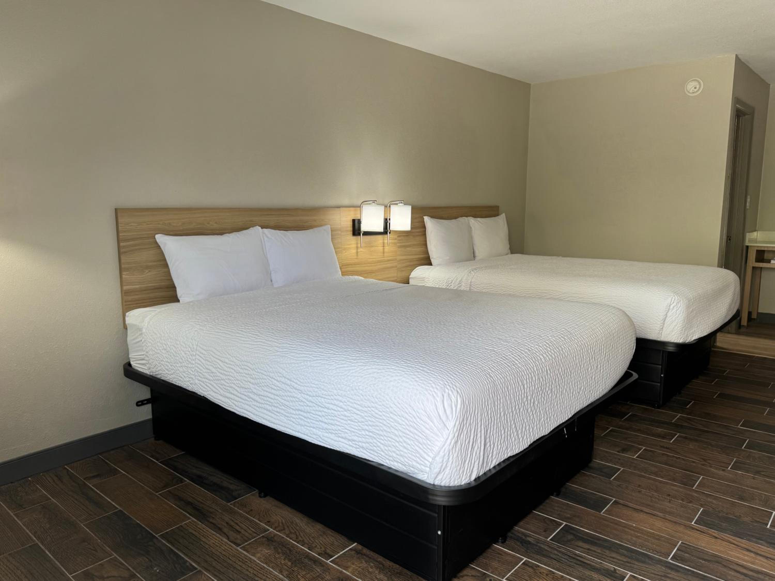 Deluxe Room with Two Queen Beds - Non-Smoking - Photo 3