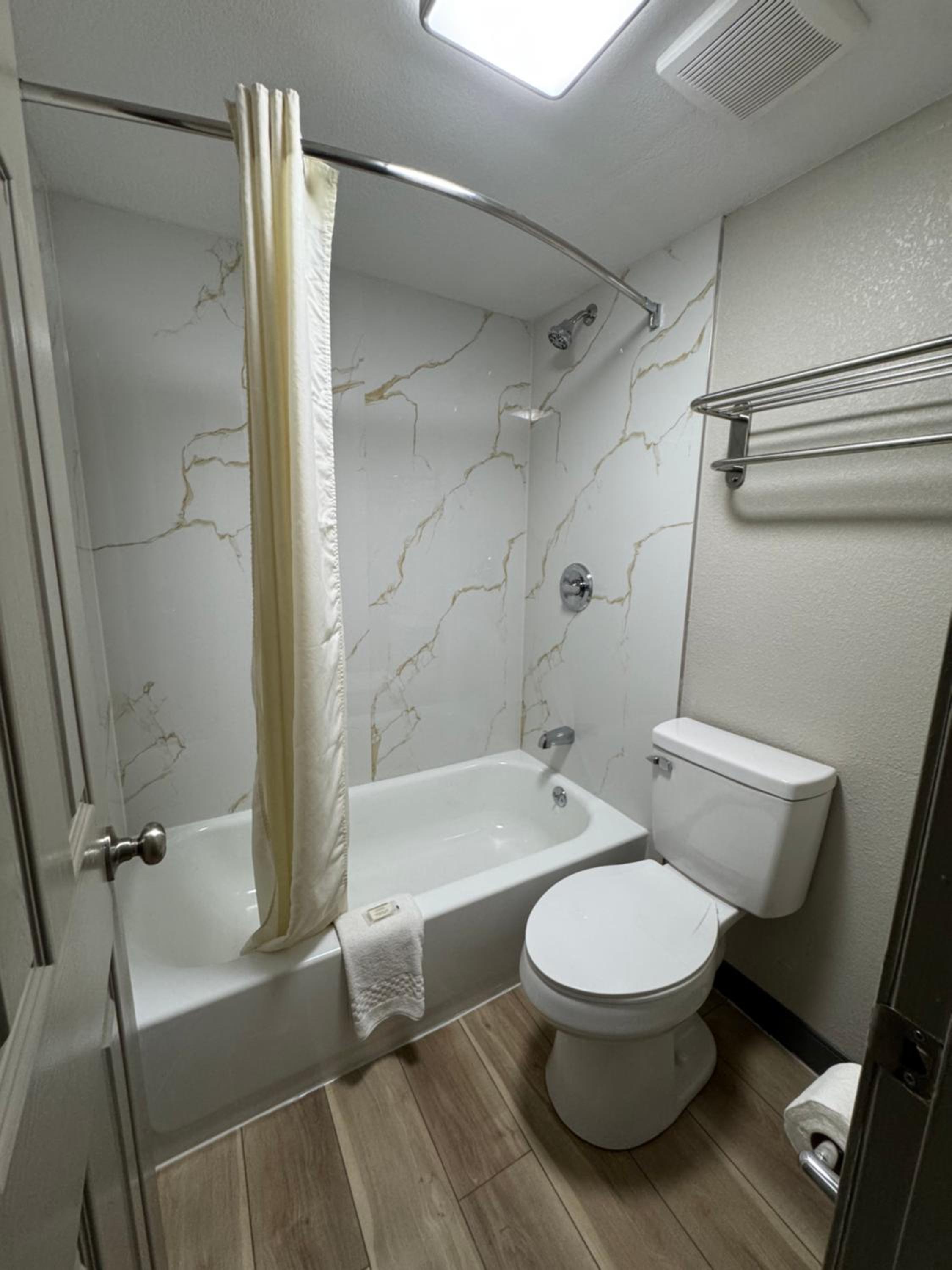 Deluxe Room with Two Queen Beds - Non-Smoking - Photo 2