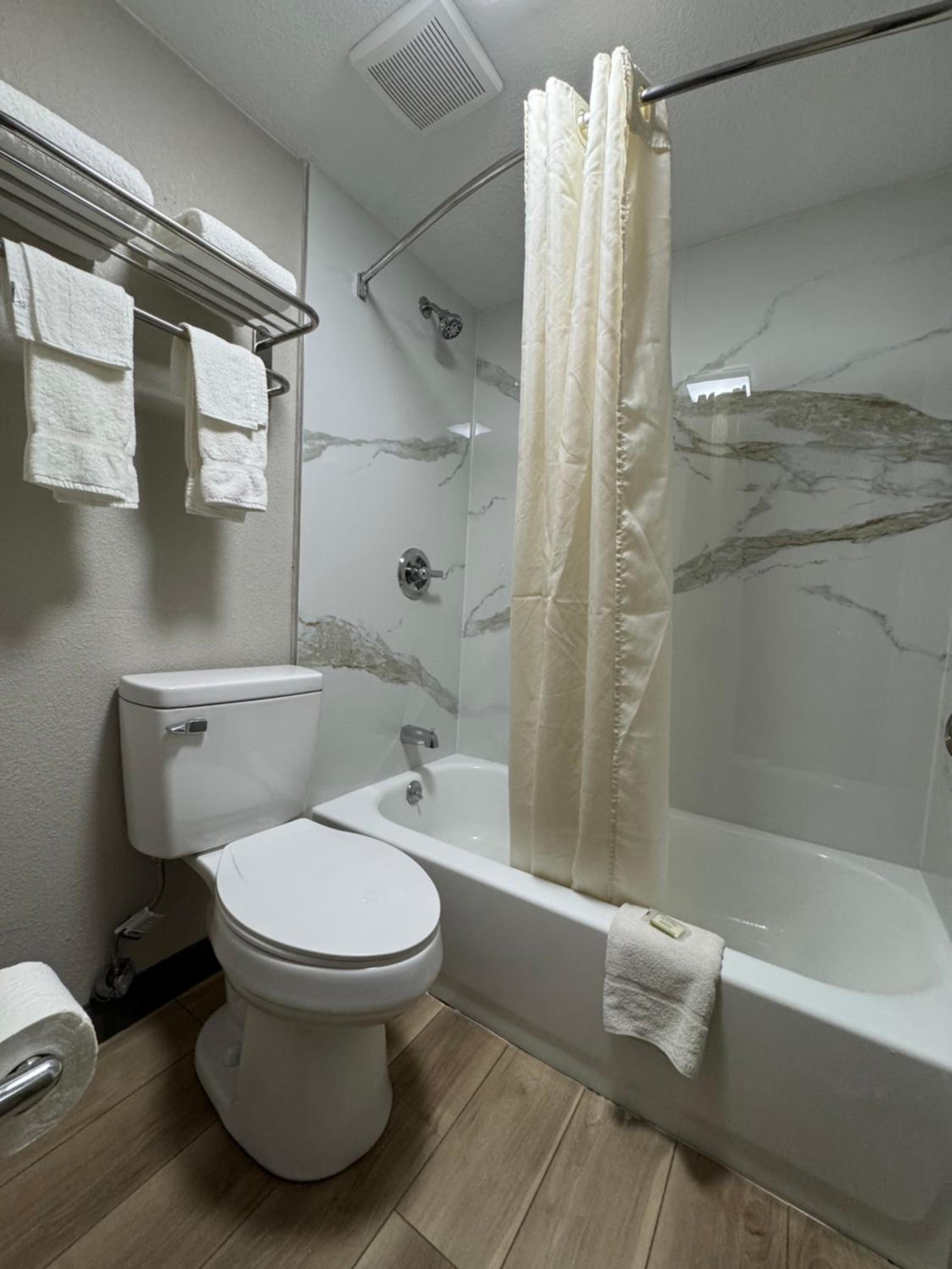Deluxe King Room - Non-Smoking - Photo 4