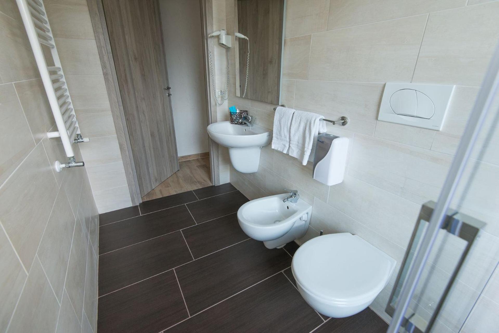 Economy Triple Room photo 1
