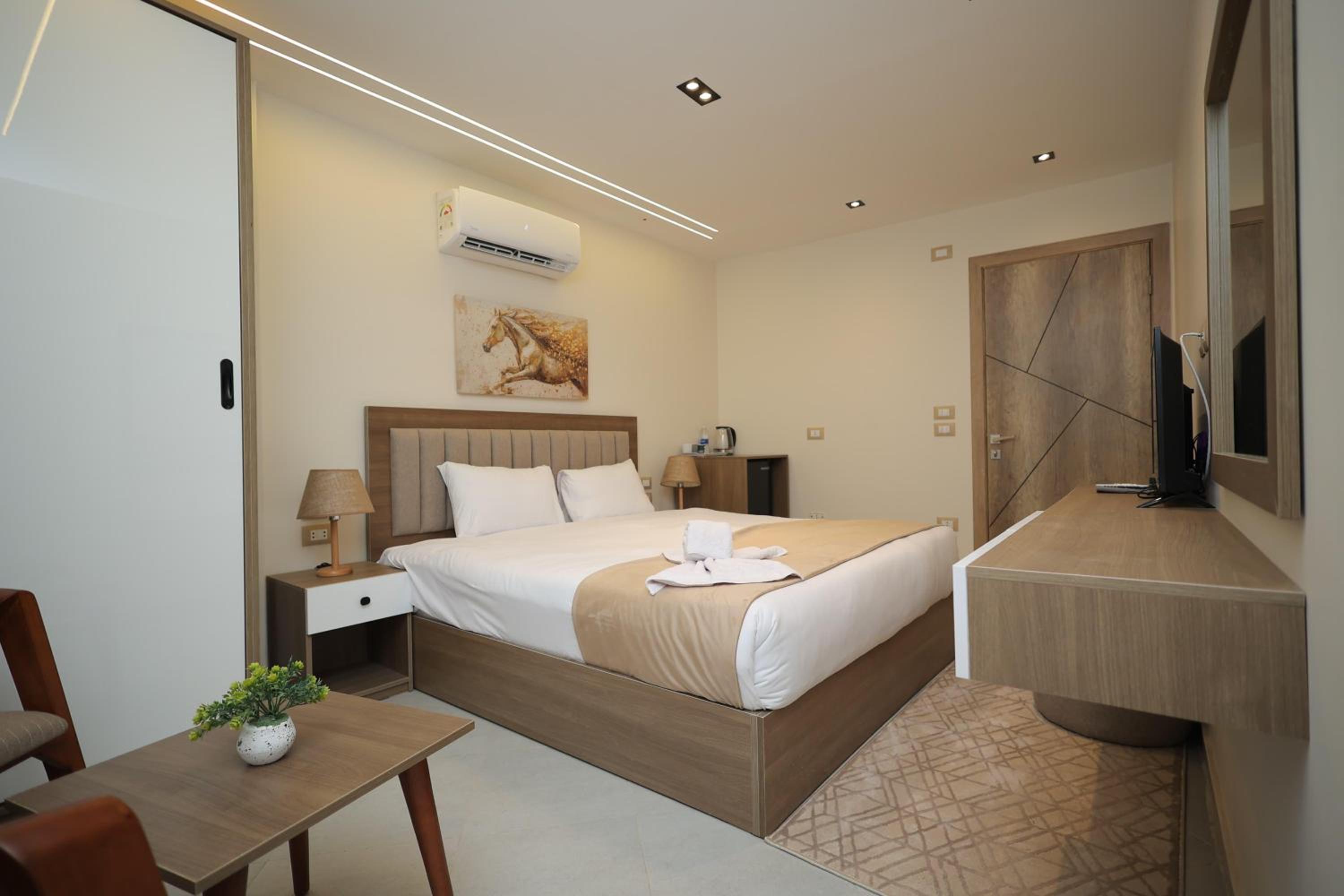 King Room With Pyramids View