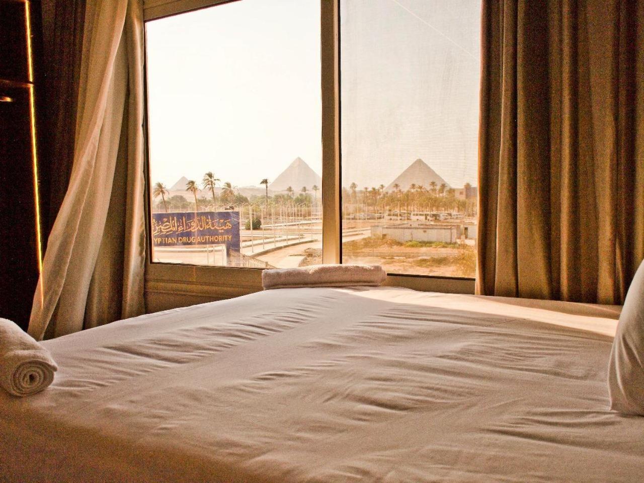 Quadruple Room with Pyramids View