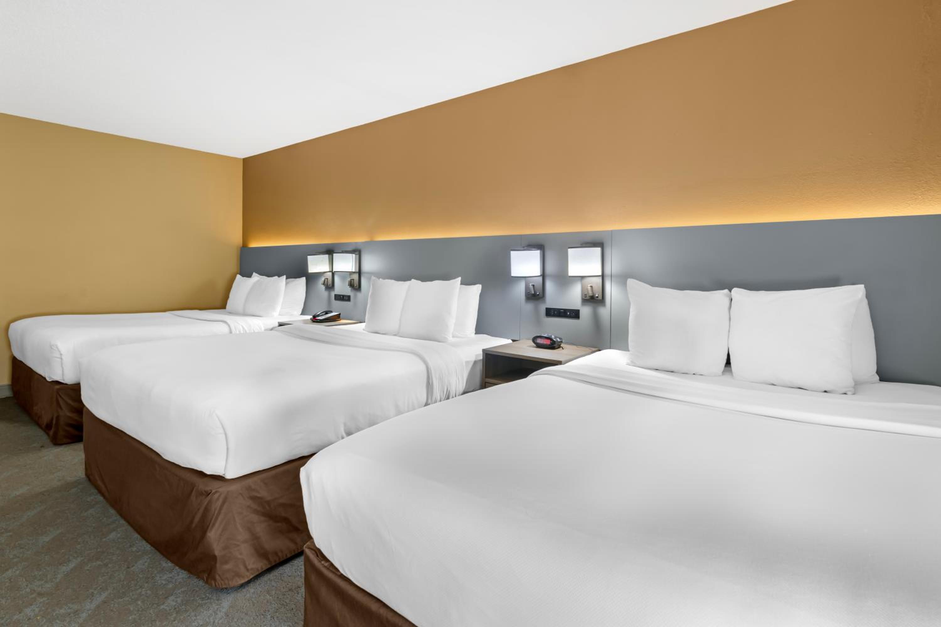 Family Room with Three Queen Beds - Non Smoking - Photo 2