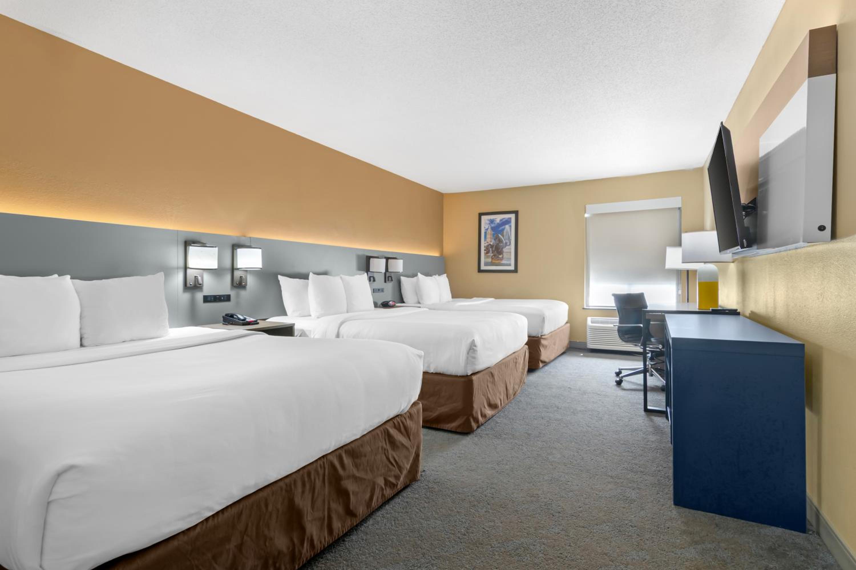 Family Room with Three Queen Beds - Non Smoking - Photo 4