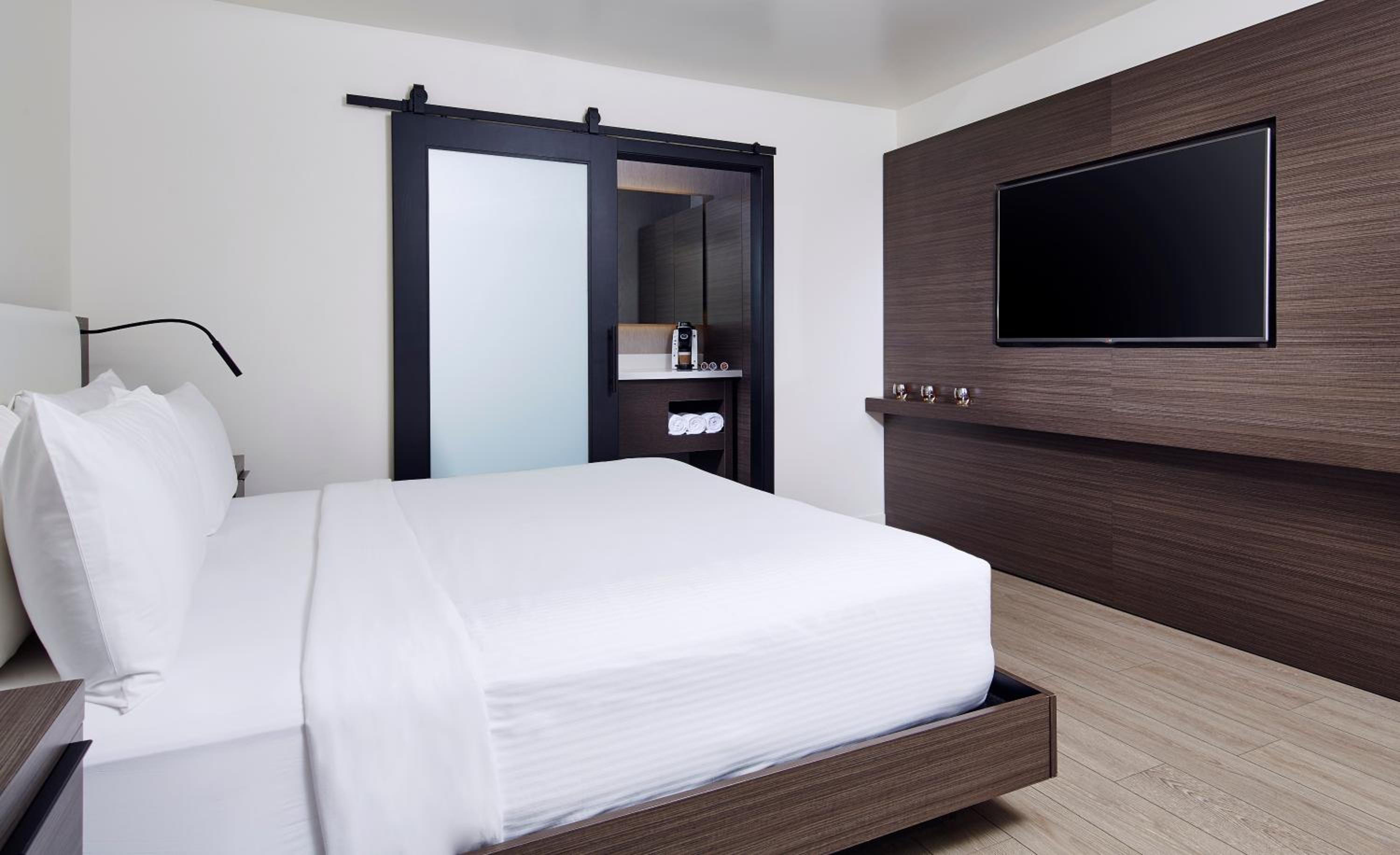 Queen Room - Disability Access - Photo 2