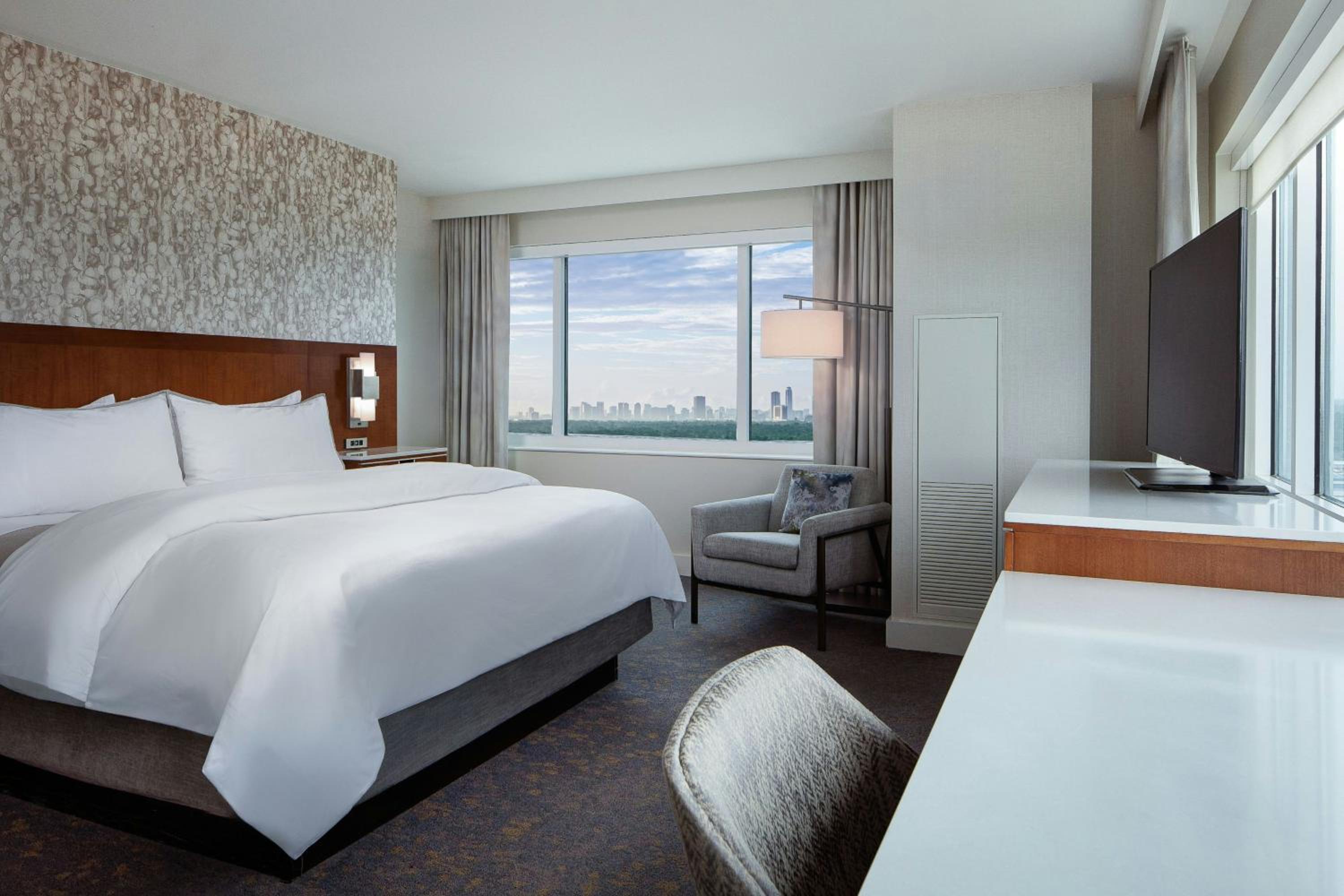 Executive King Suite with Balcony - Photo 1