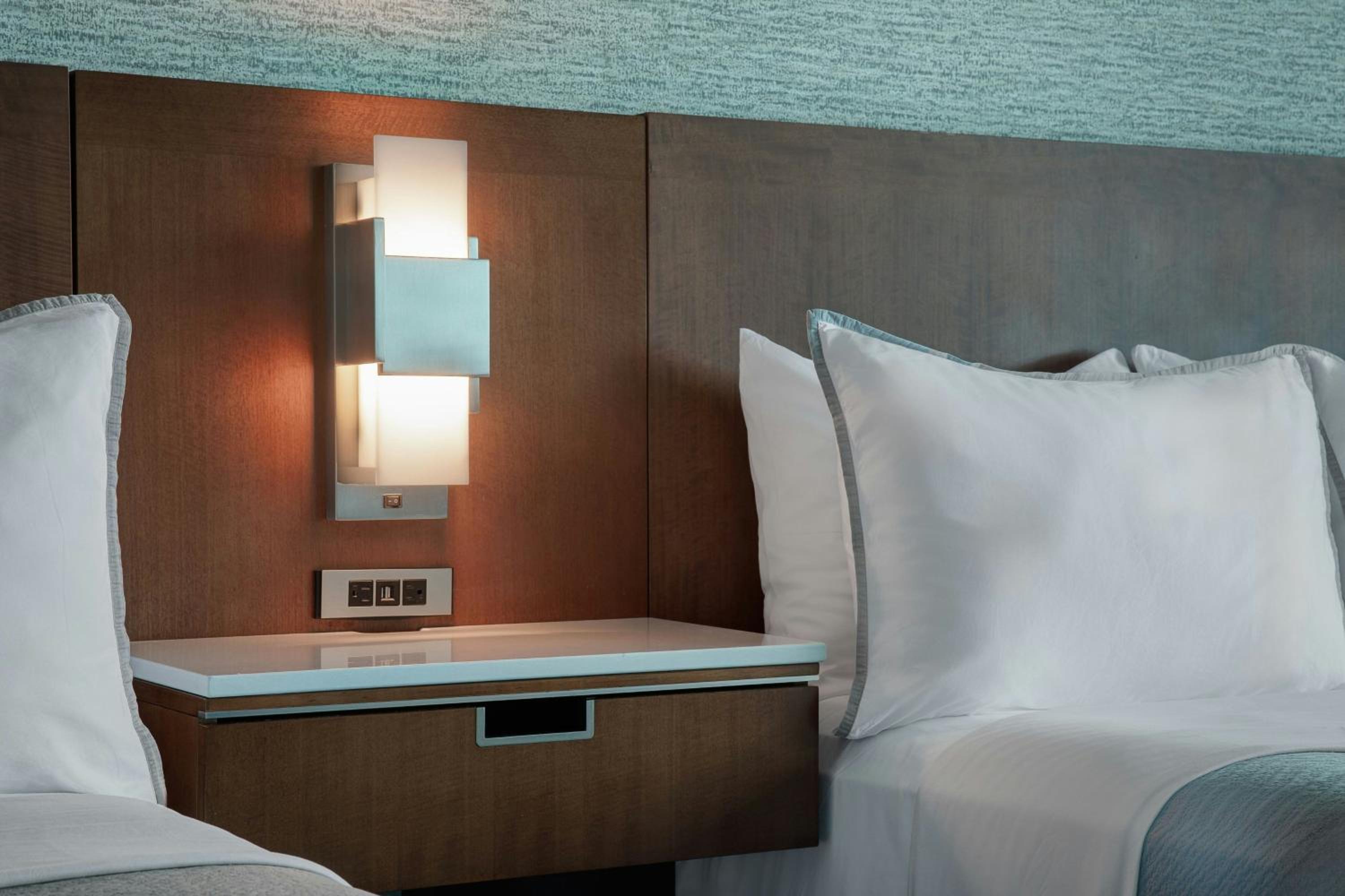 Skyline One-Bedroom Apartment with One King Bed and Balcony - Photo 3