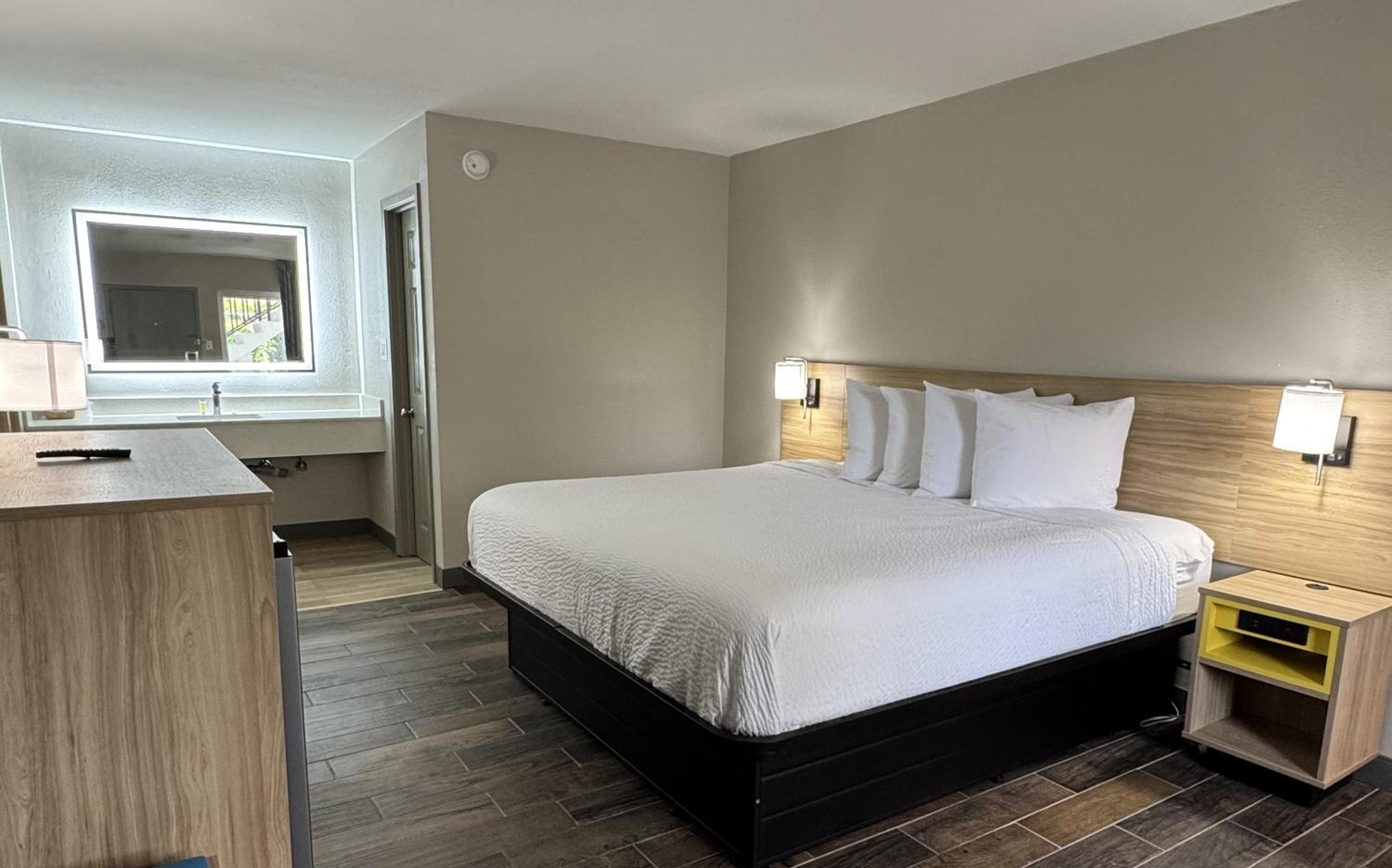 Deluxe King Room - Non-Smoking - Photo 1