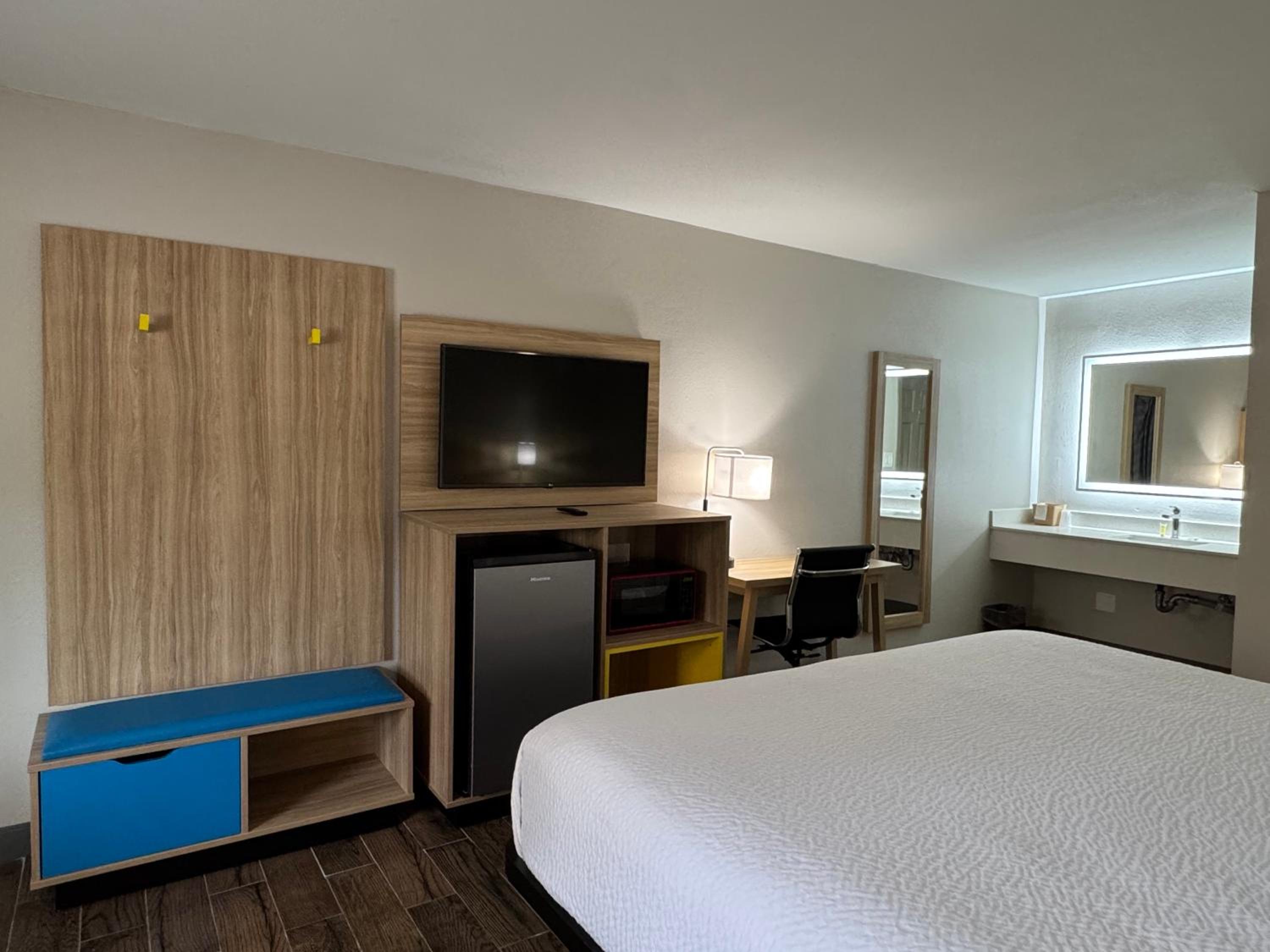 Deluxe King Room - Non-Smoking - Photo 2