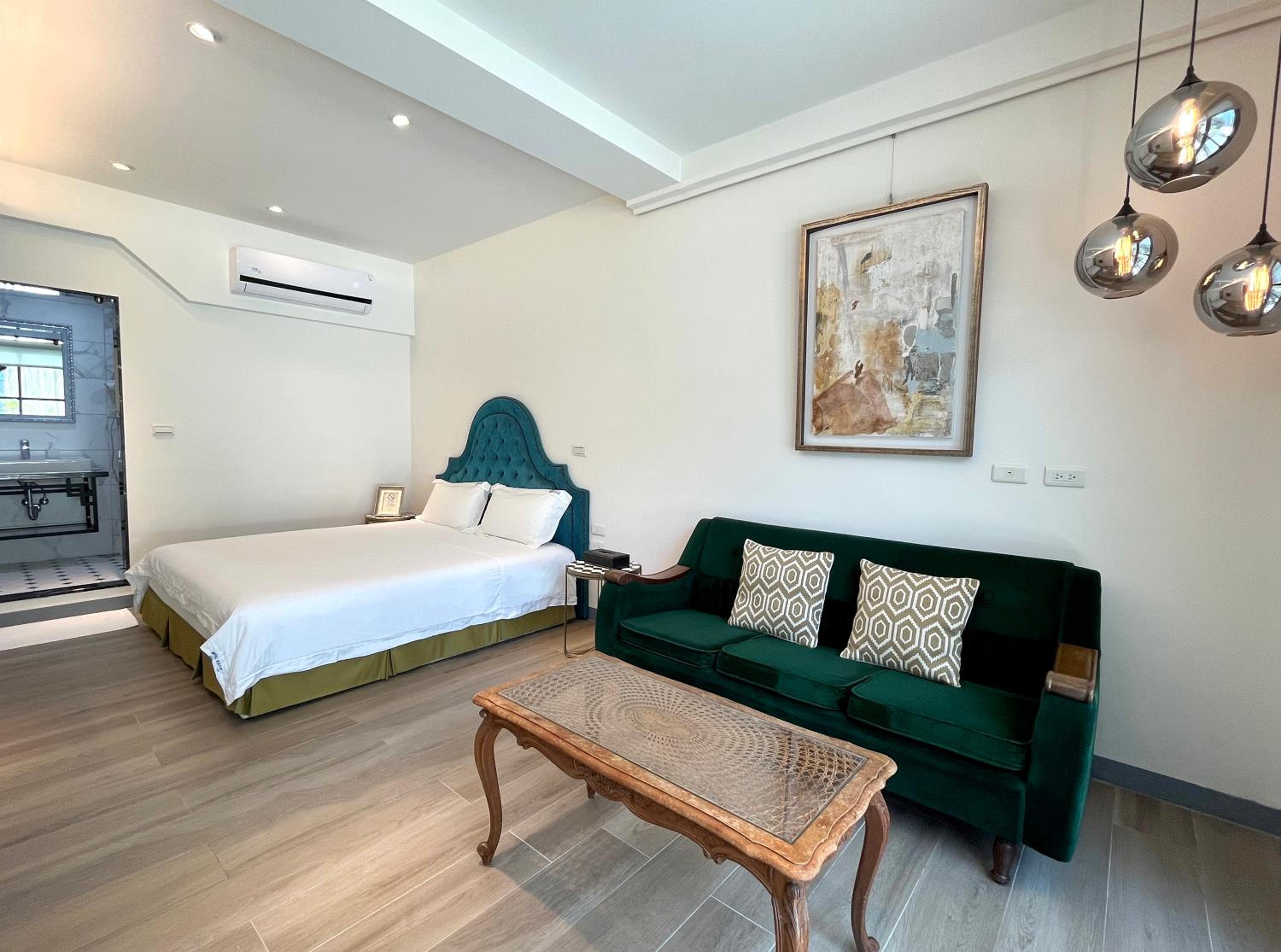 Queen Room with Balcony - Photo 1