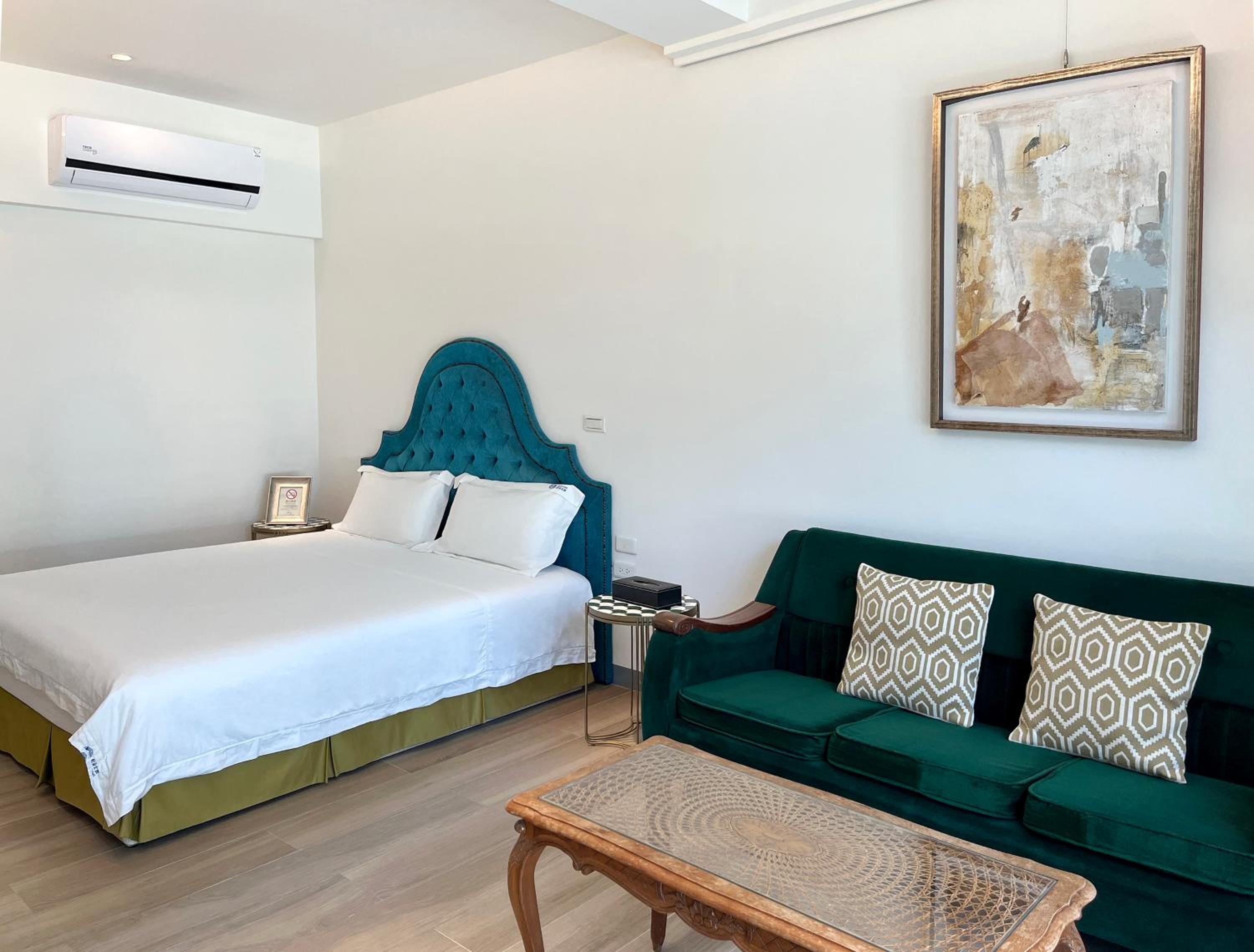 Queen Room with Balcony - Photo 2
