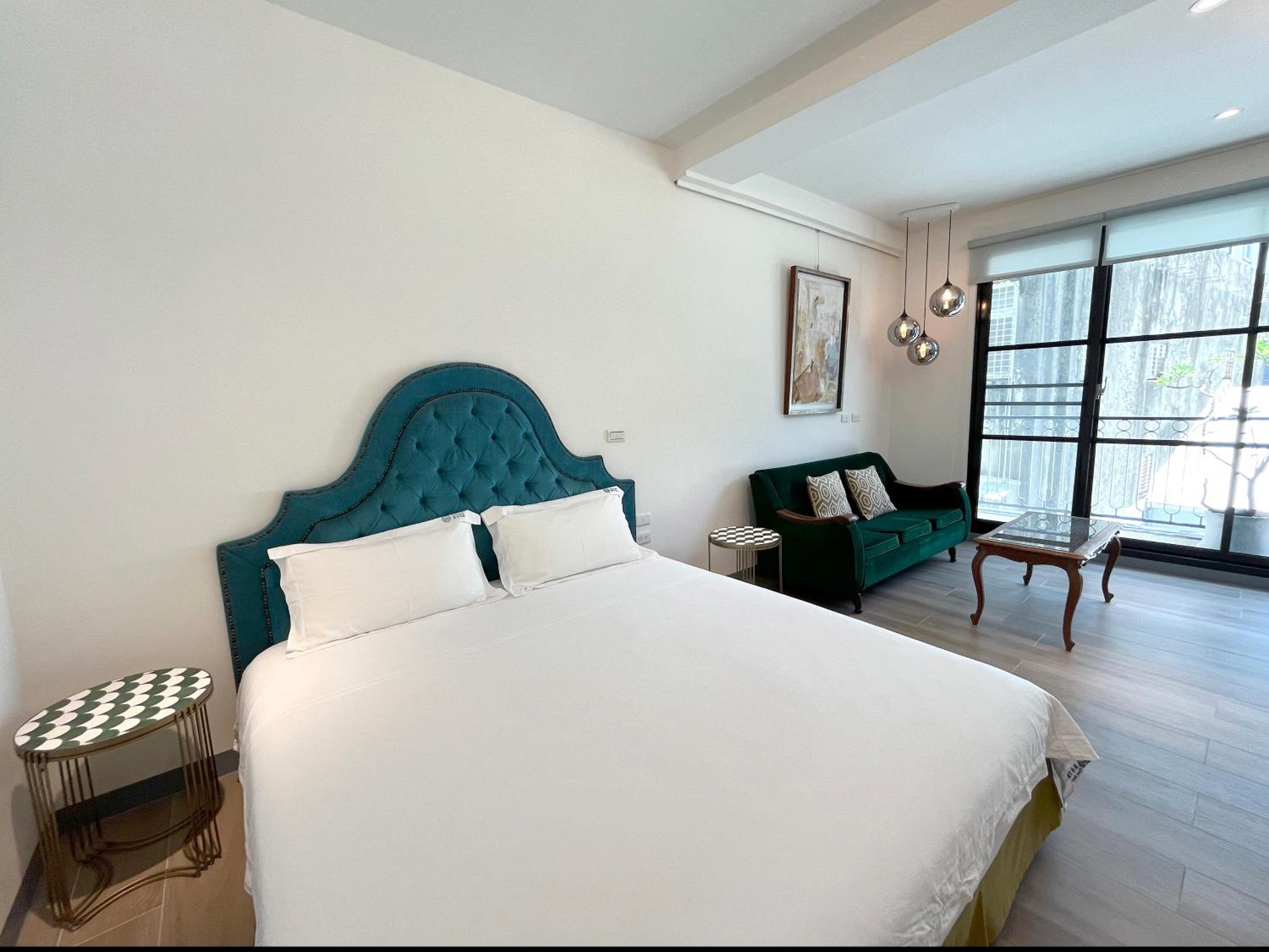 Queen Room with Balcony - Photo 3