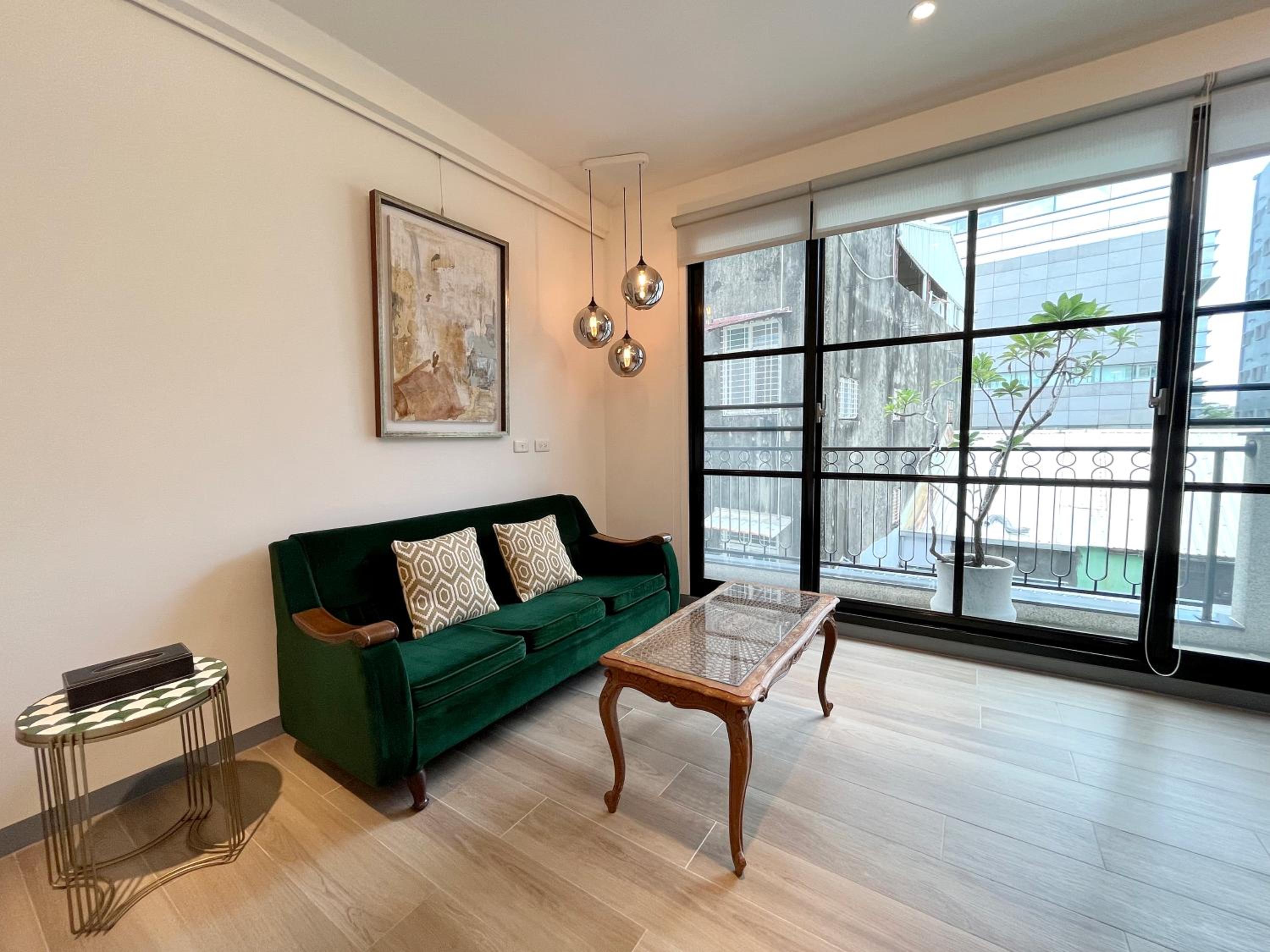 Queen Room with Balcony - Photo 4