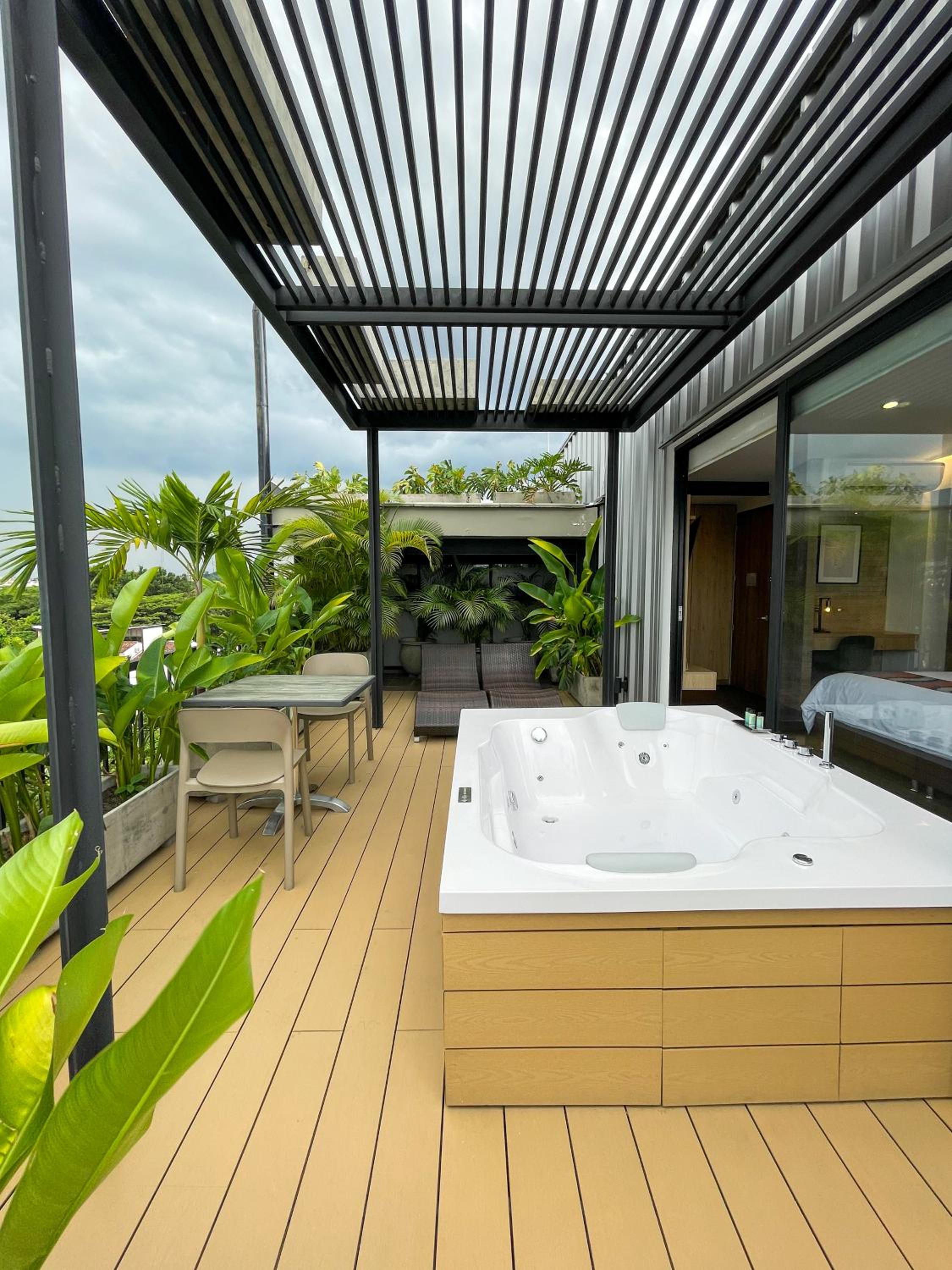Suite with Hot Tub photo 3