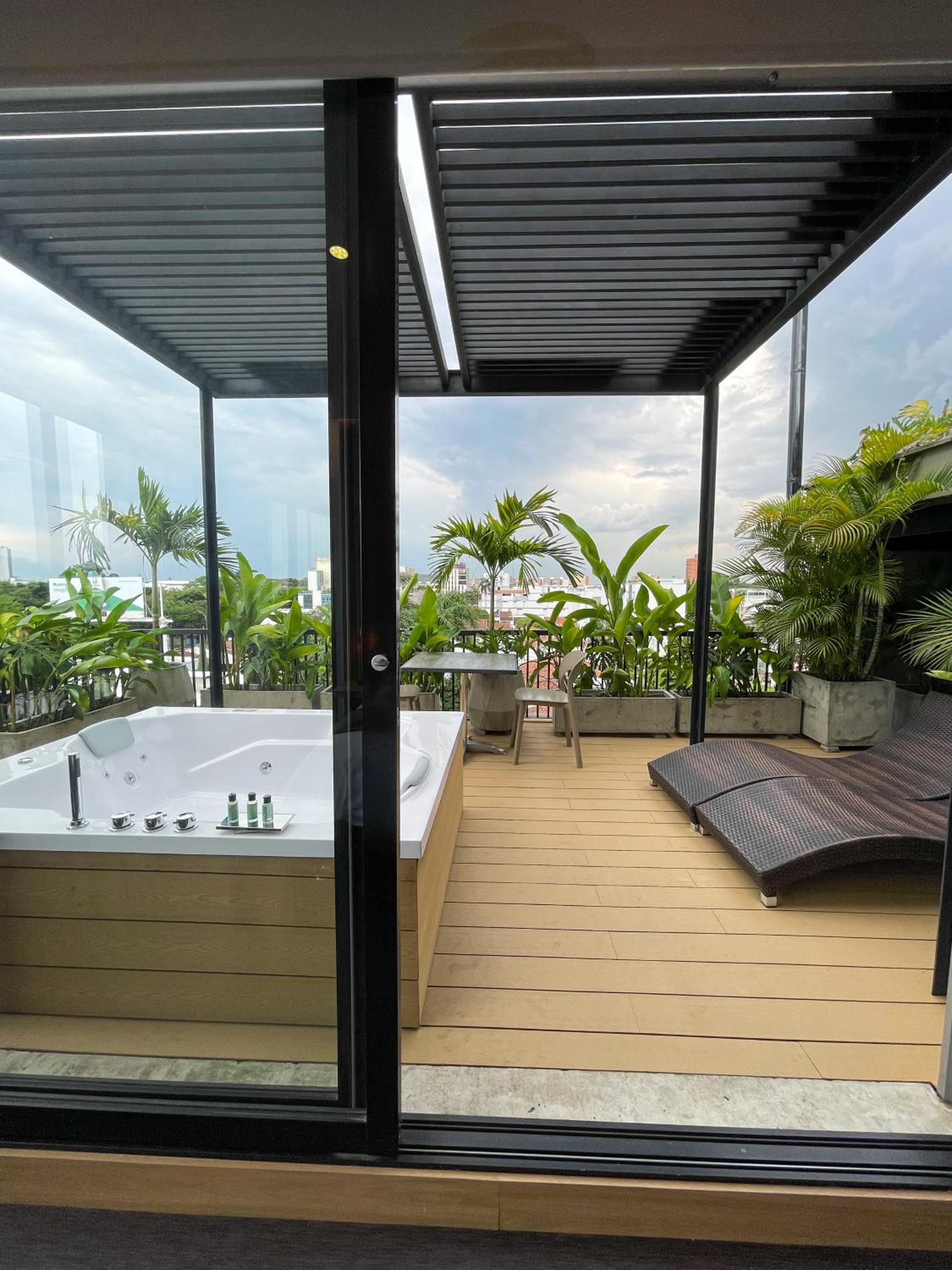 Suite with Hot Tub photo 2