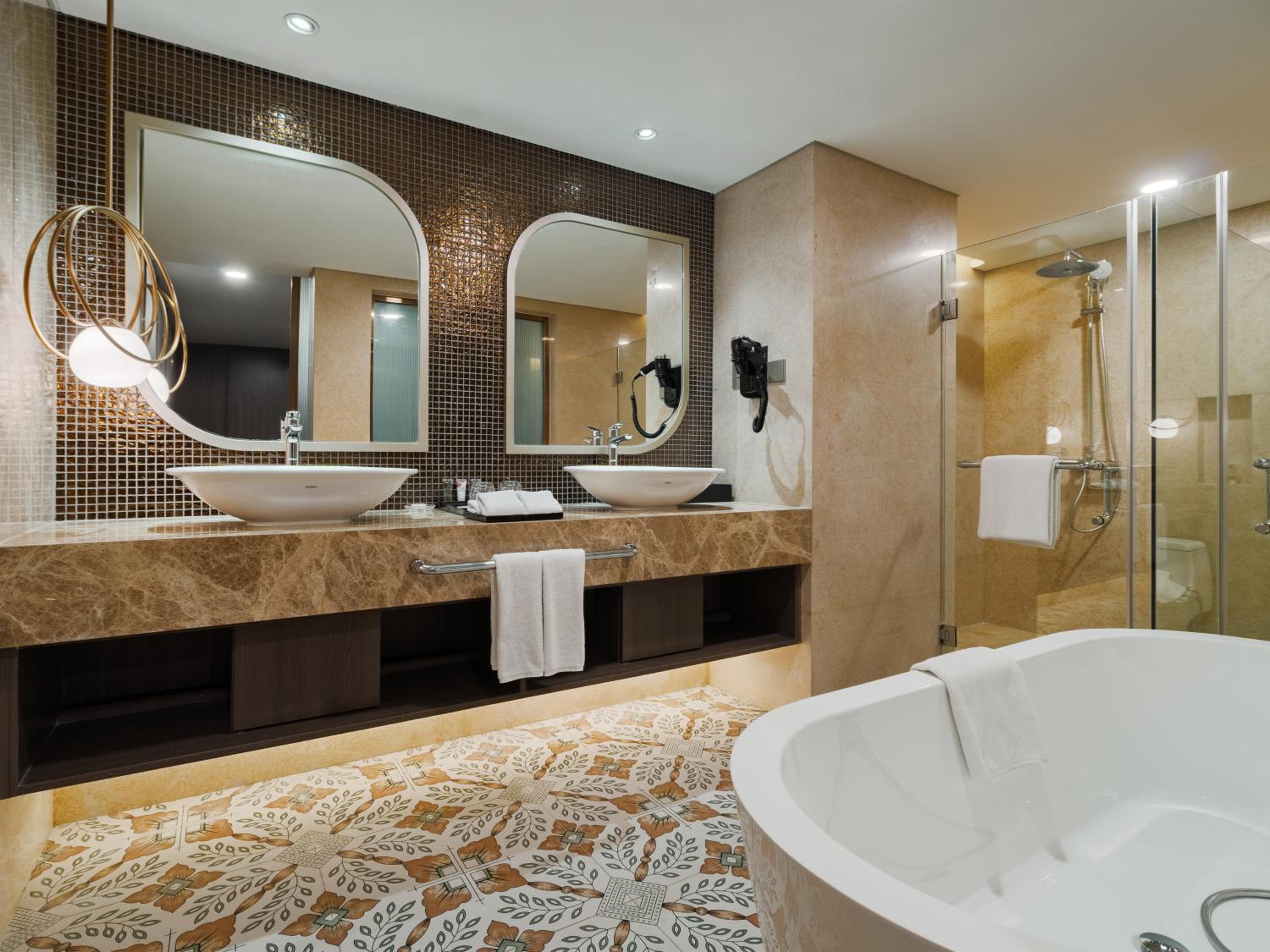 Suite - Photo 2