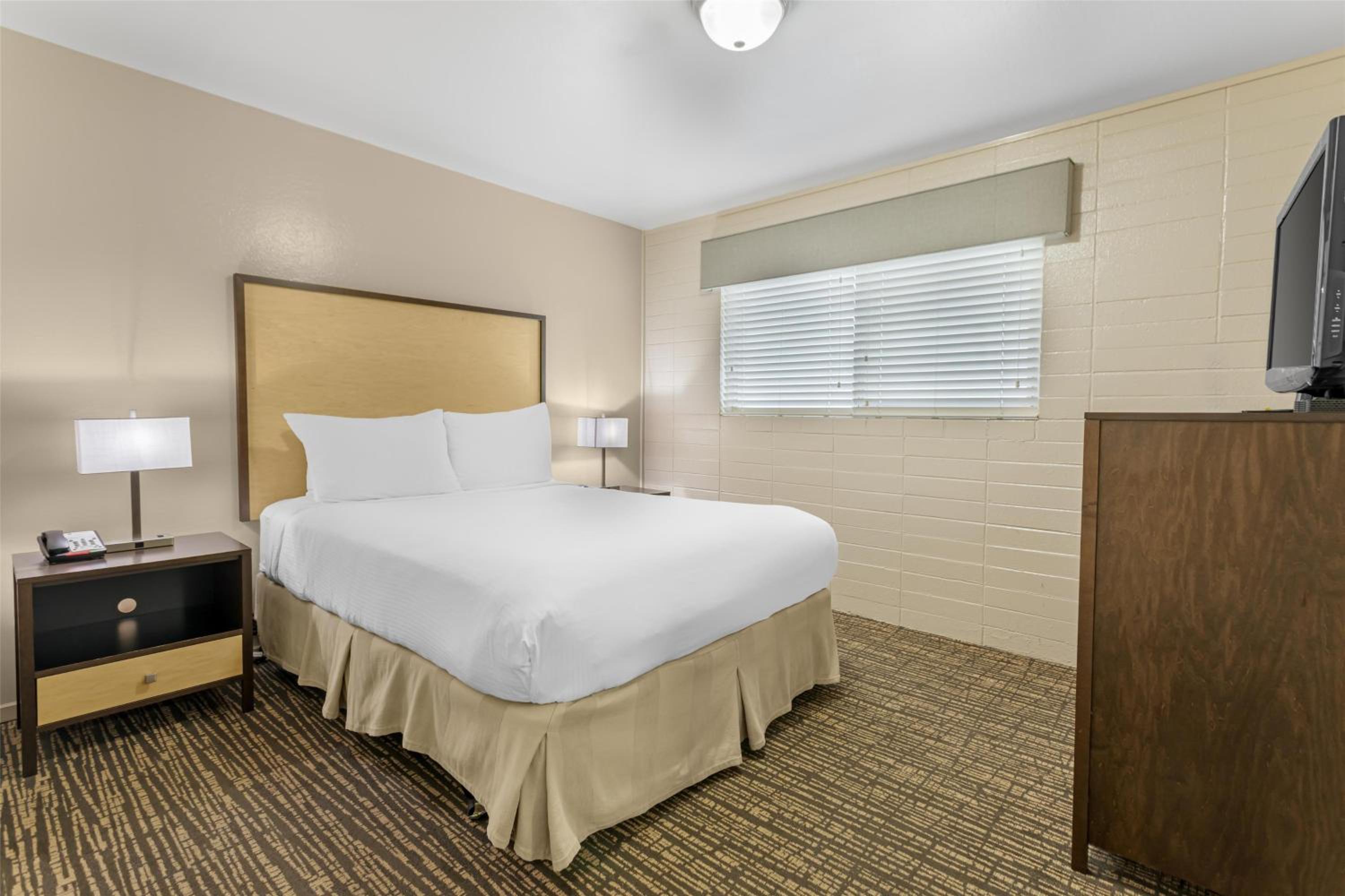 Two-Bedroom Queen Suite with Patio and Kitchen photo 1