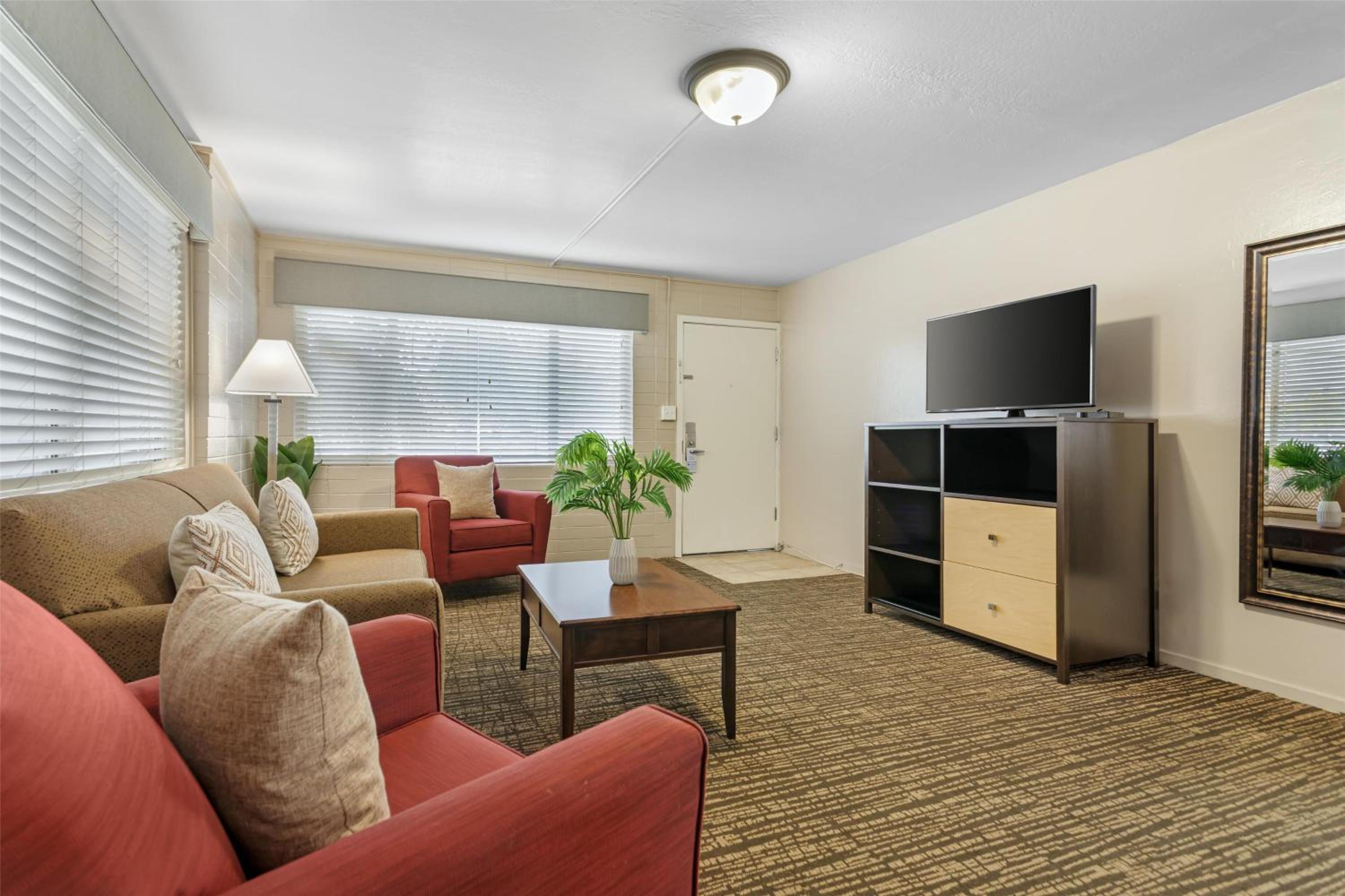Two-Bedroom Queen Suite with Patio and Kitchen photo 2