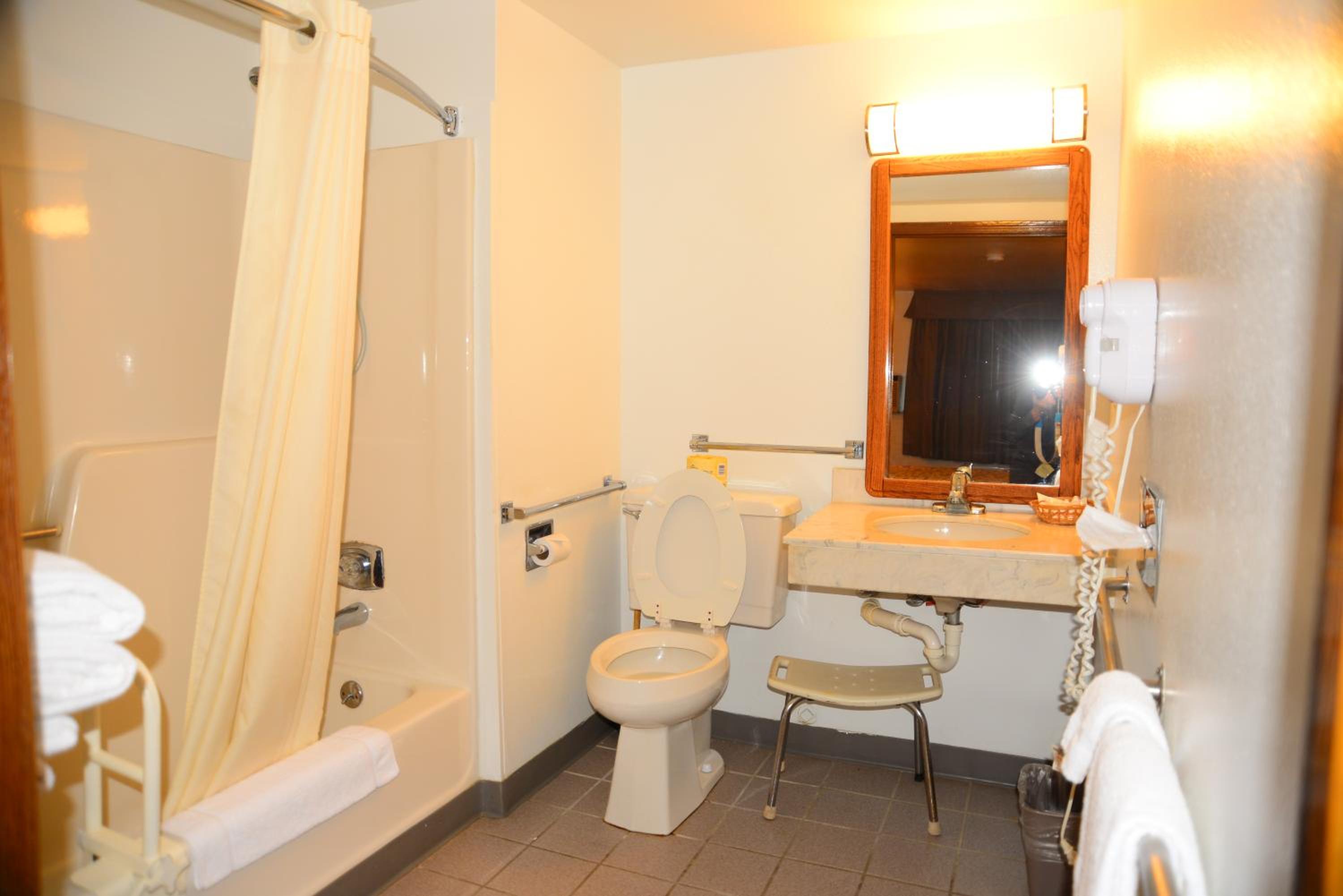 Queen Room - Disability Access photo 3