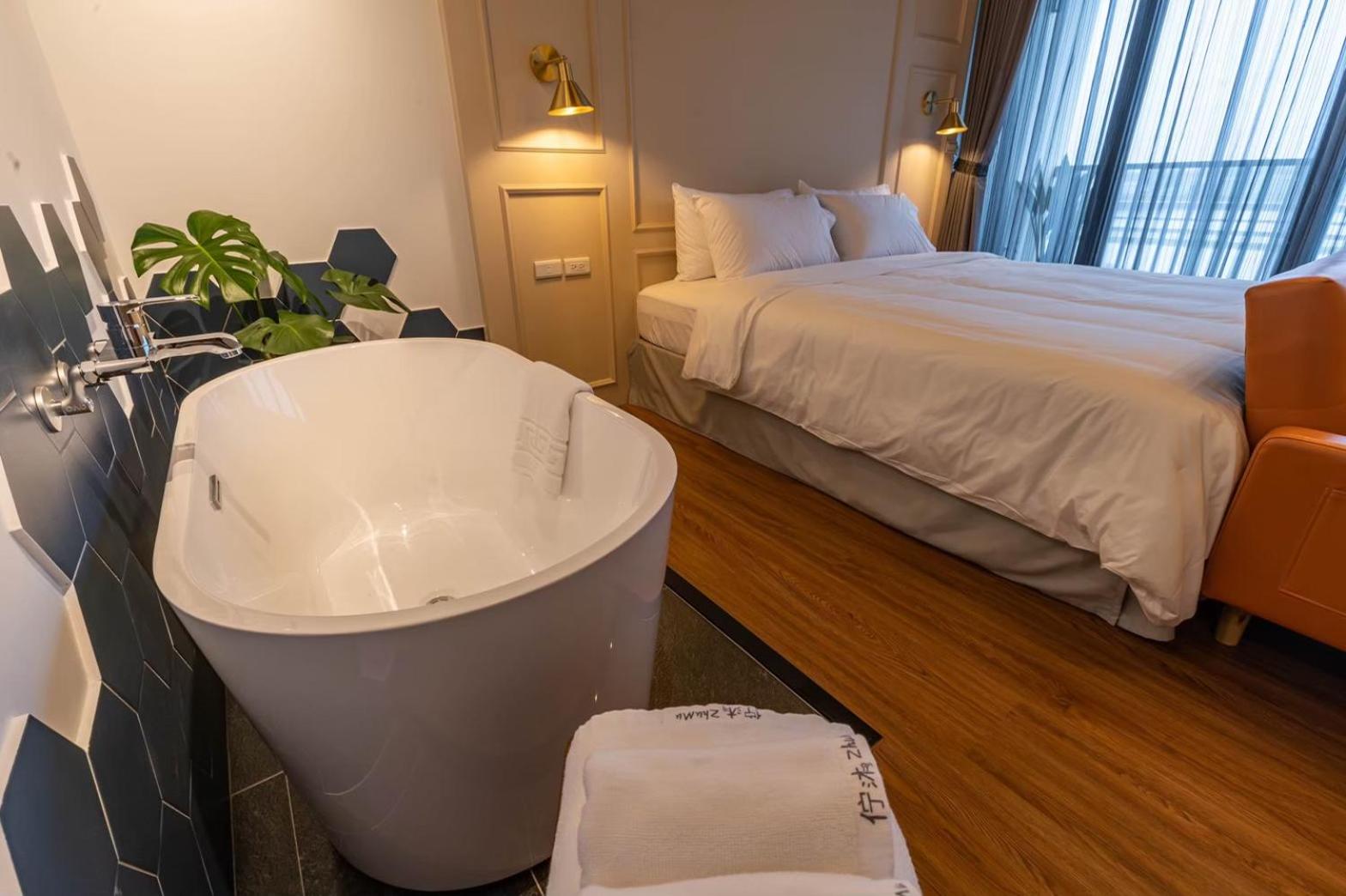Queen Room with Balcony photo 1