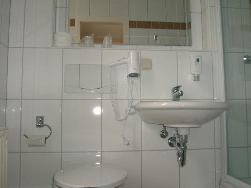 Double or Twin Room - Photo 5