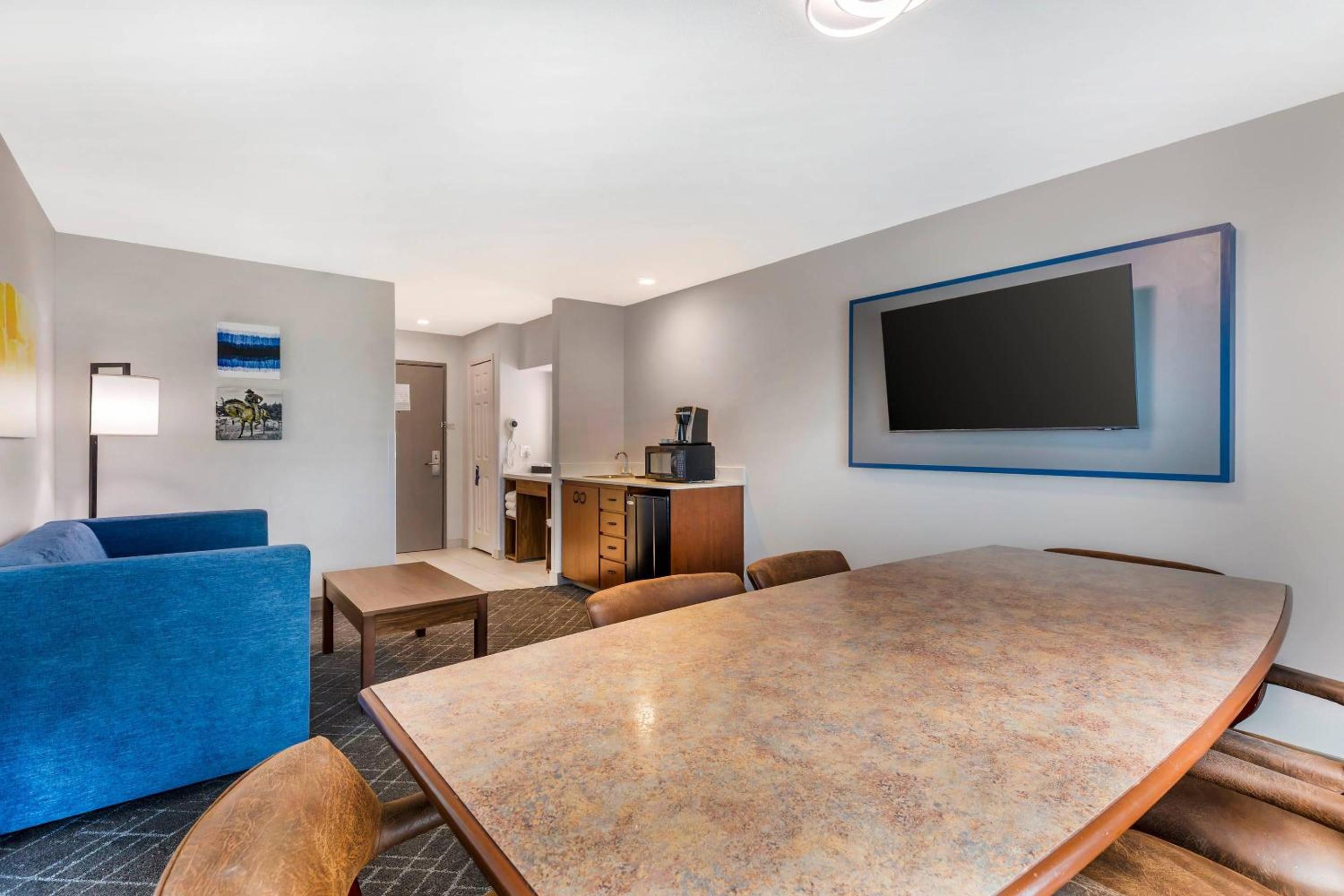Large King Suite - Non Smoking/Interior Hall