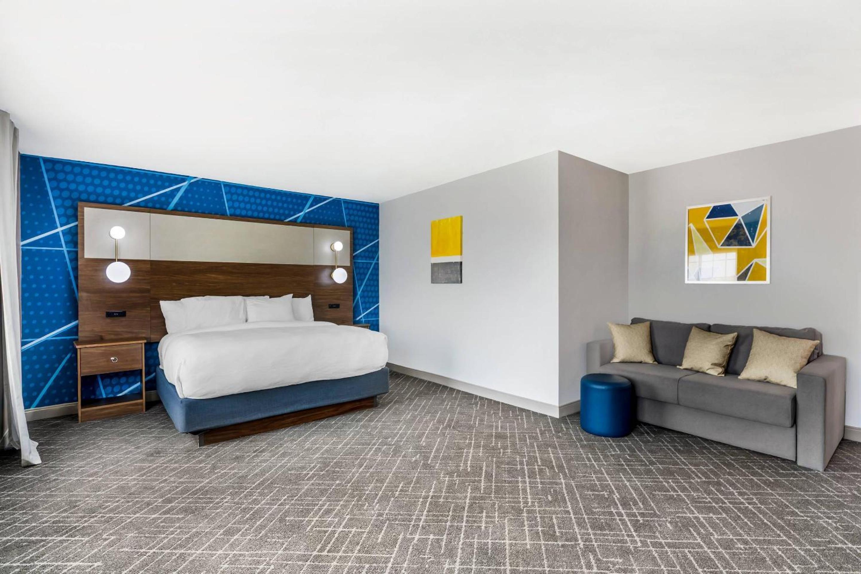 King Suite with 2-person Sofabed Nonsmoking