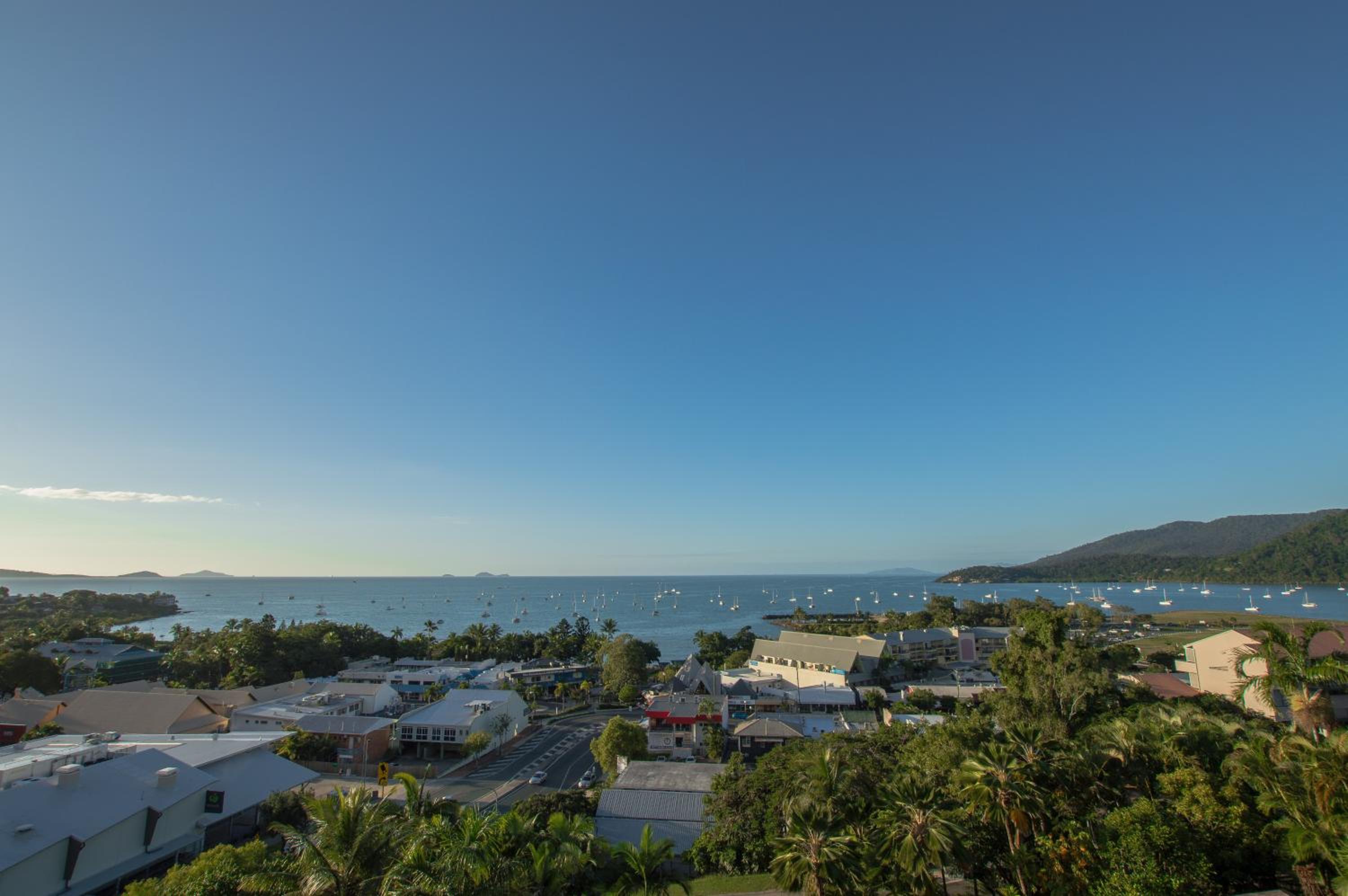 Three Bedroom Two Bathroom Top Floor Apartment with Balcony and Ocean View    photo 2