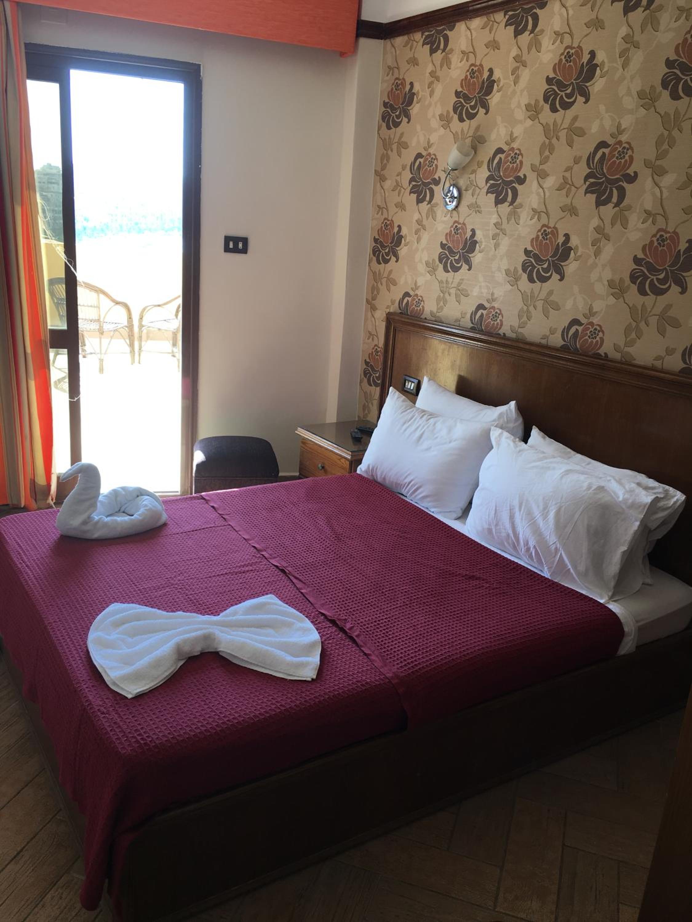 Deluxe King Room - Photo 8
