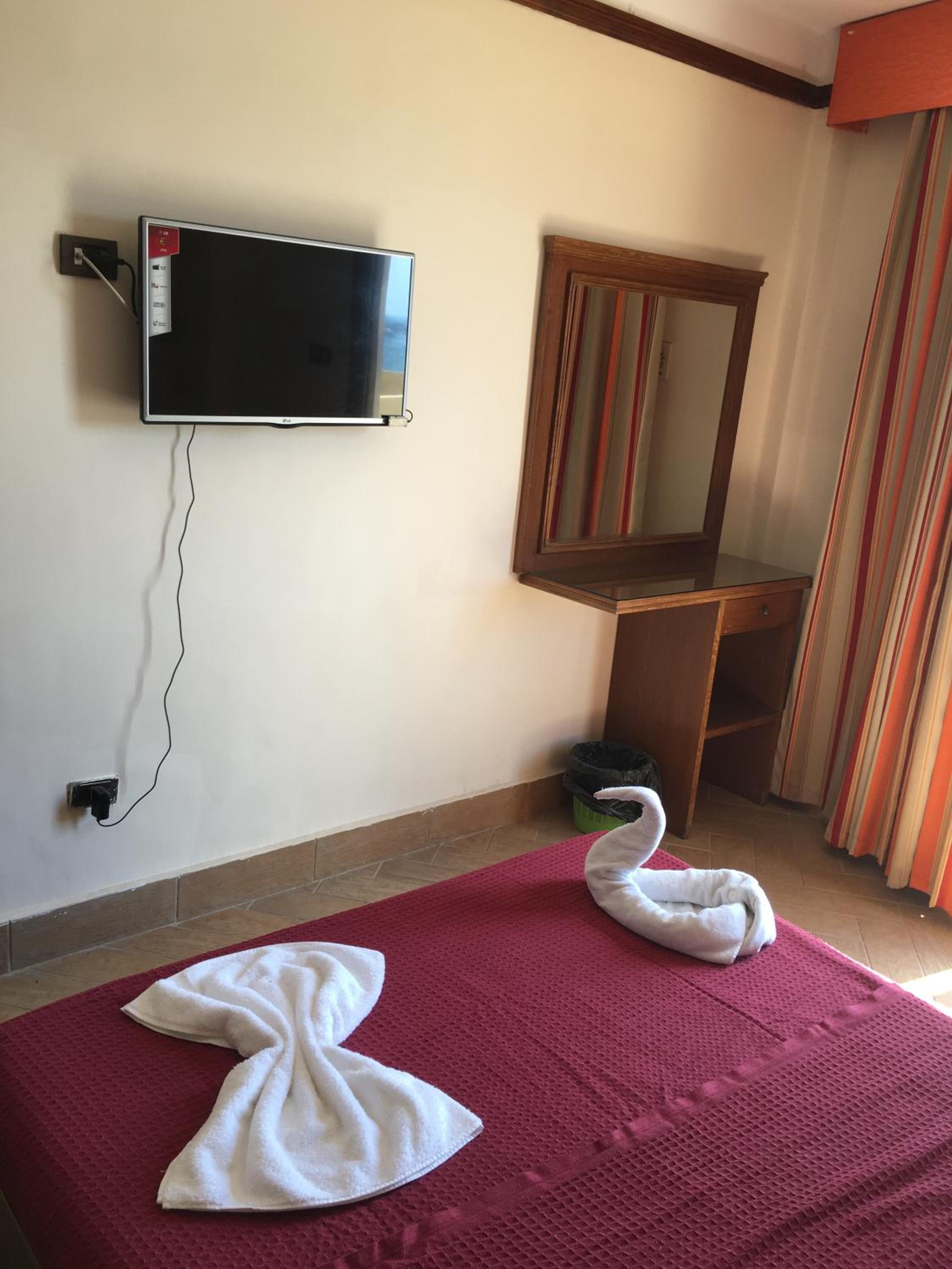 Deluxe King Room - Photo 9