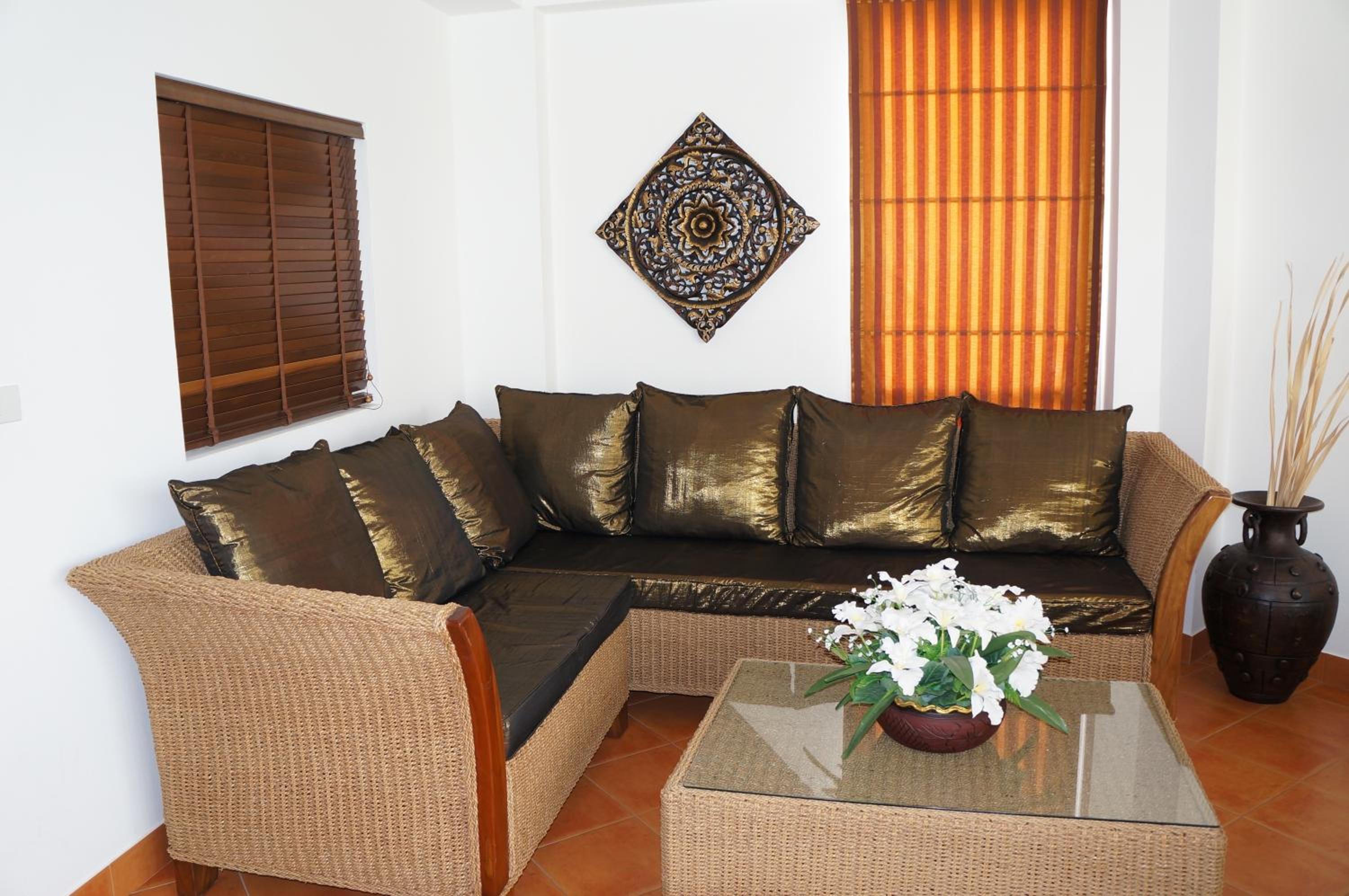 Superior One-Bedroom Apartment - Photo 3