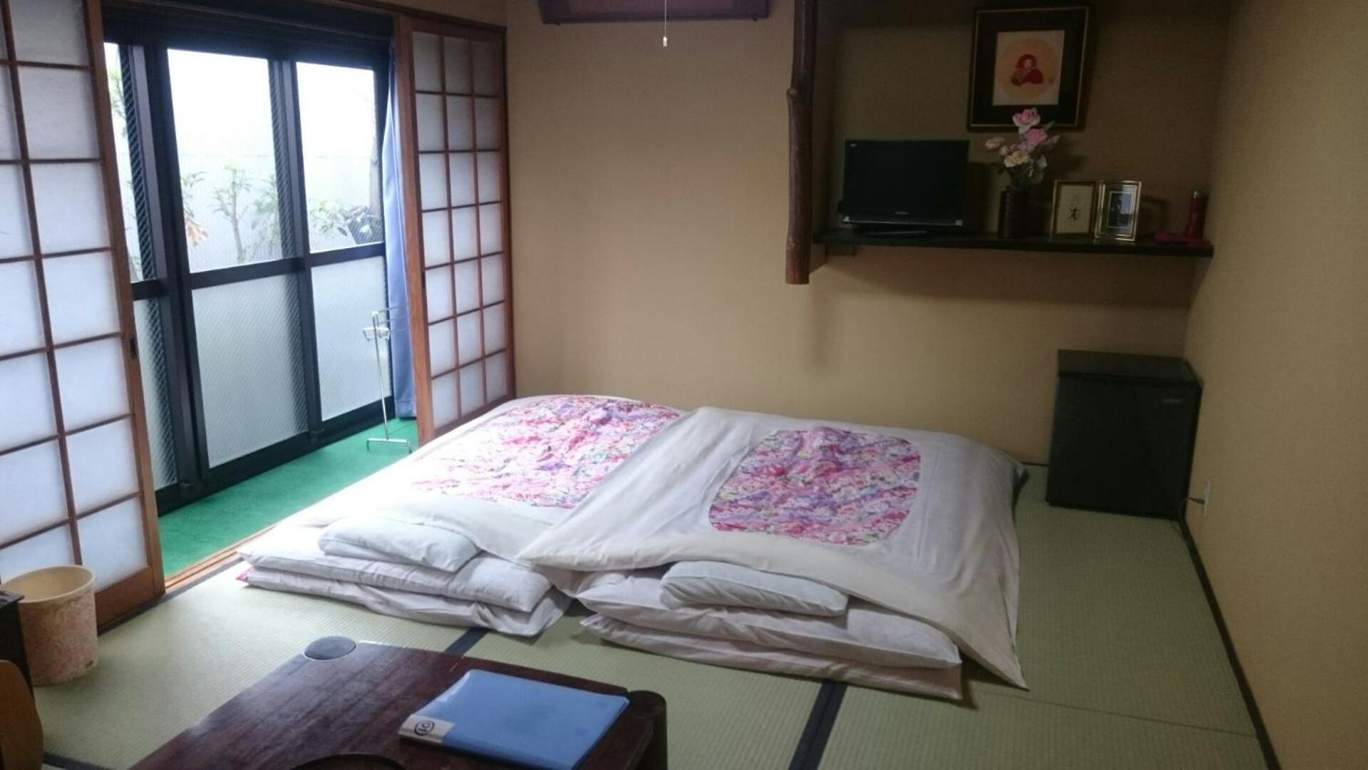 Twin Room thumbnail 6