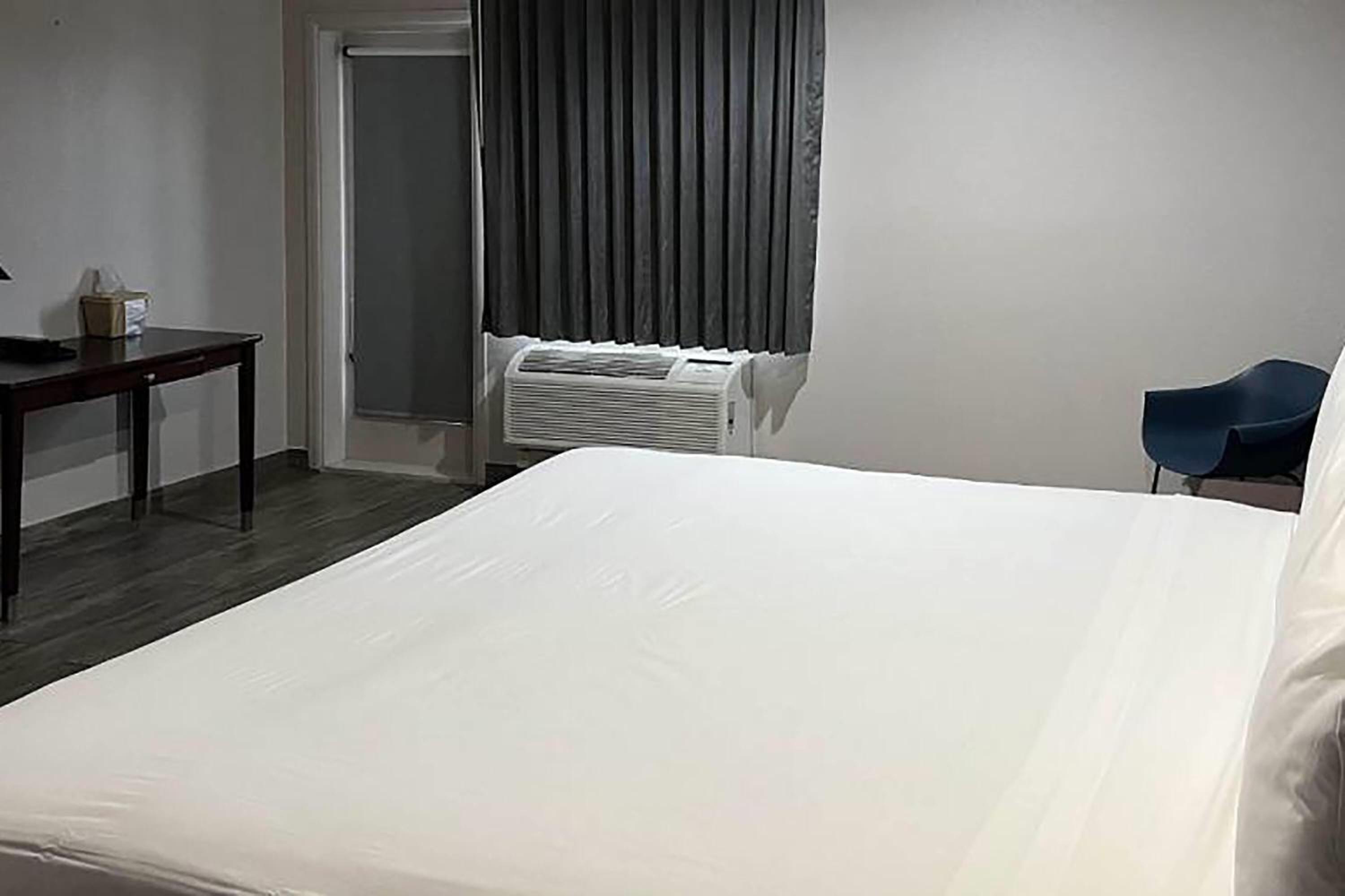 King Room with Roll-in Shower - Mobility Access/Non-Smoking photo 3