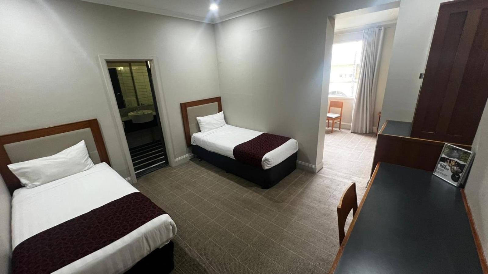 Queen Room with Three Single Beds - Non-Smoking