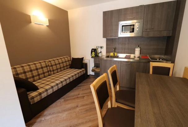 Family Suite with Balcony - Photo 7