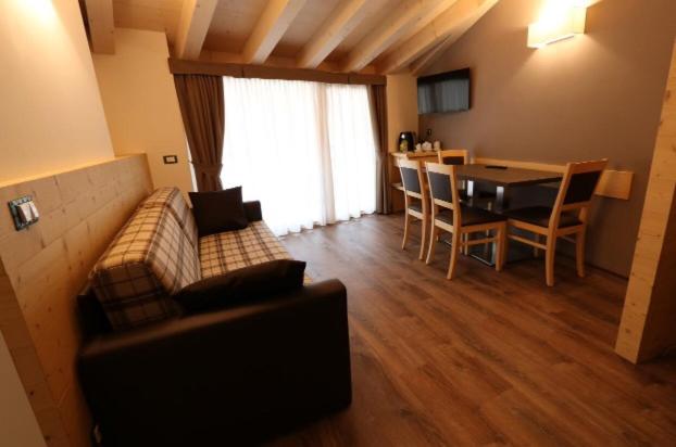 Family Suite with Balcony - Photo 8