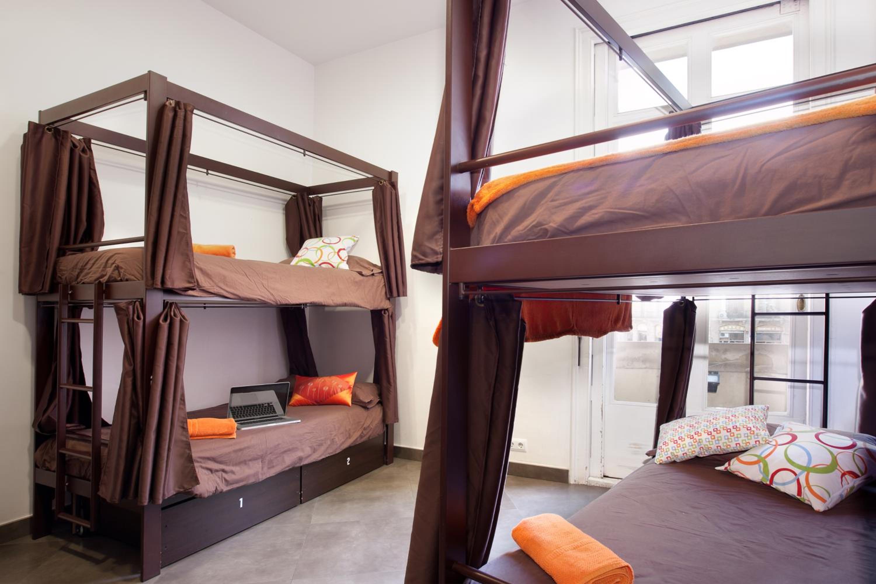 Habitación privada con baño compartido (6 adultos)