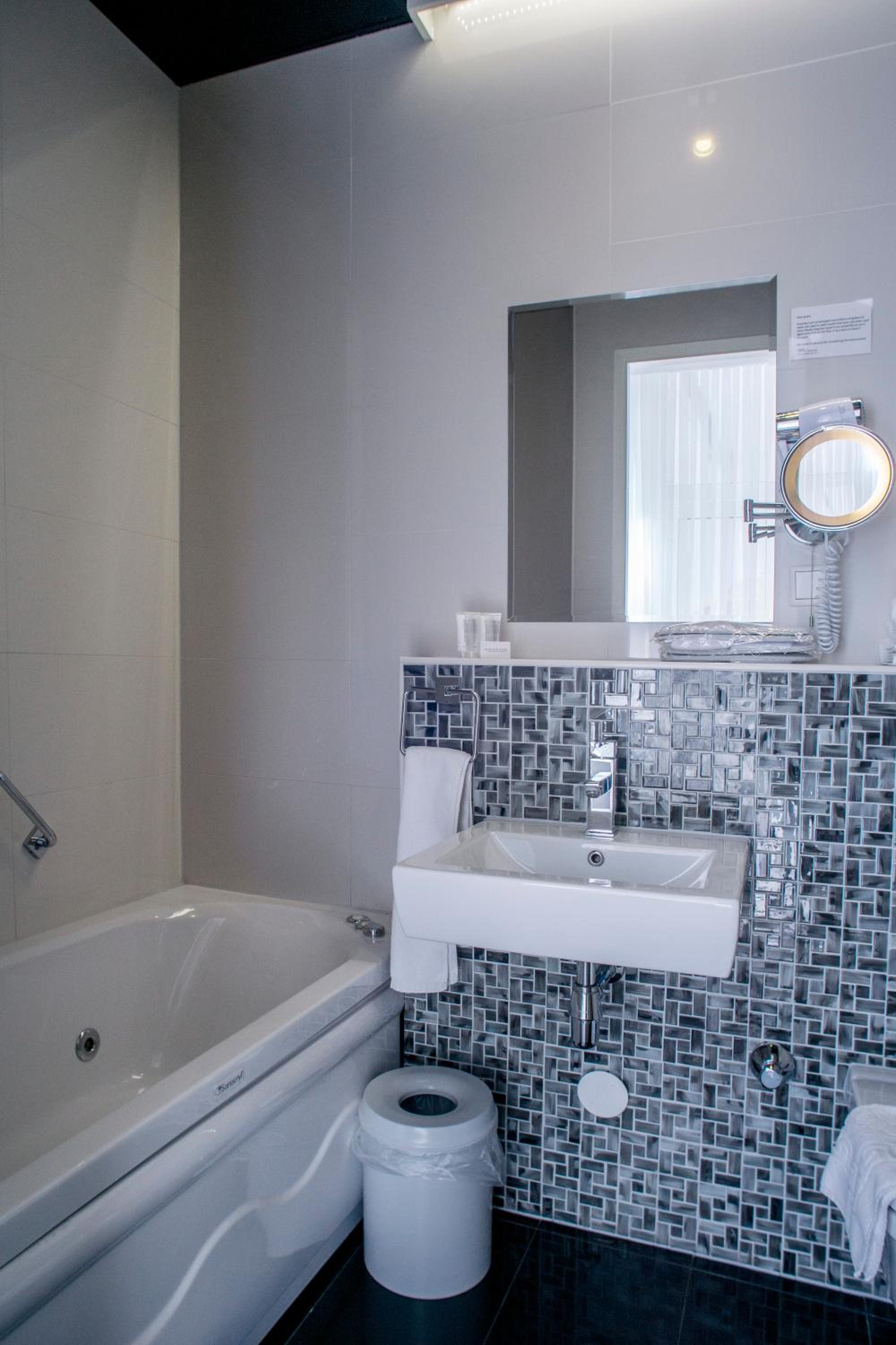 Standard Double Room with Spa Bath photo 3
