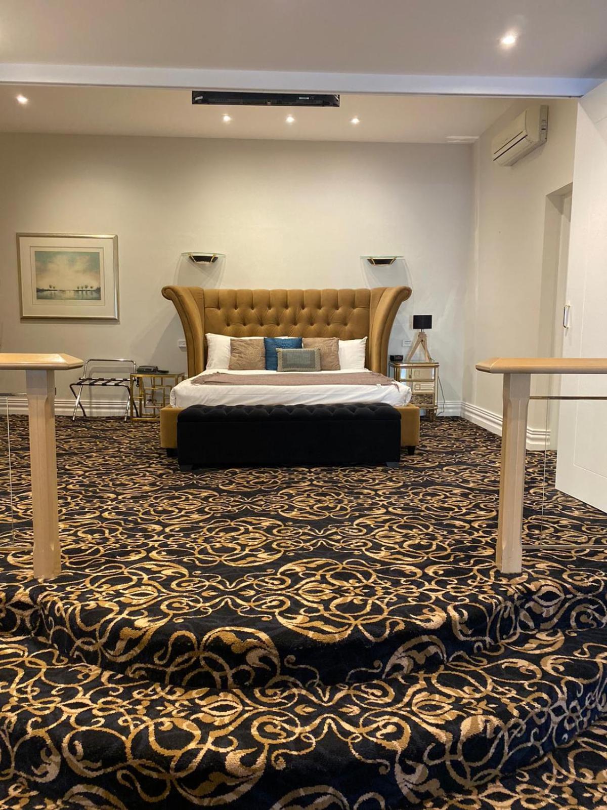 One Room Suite with Pool View - Non Smoking - Photo 1