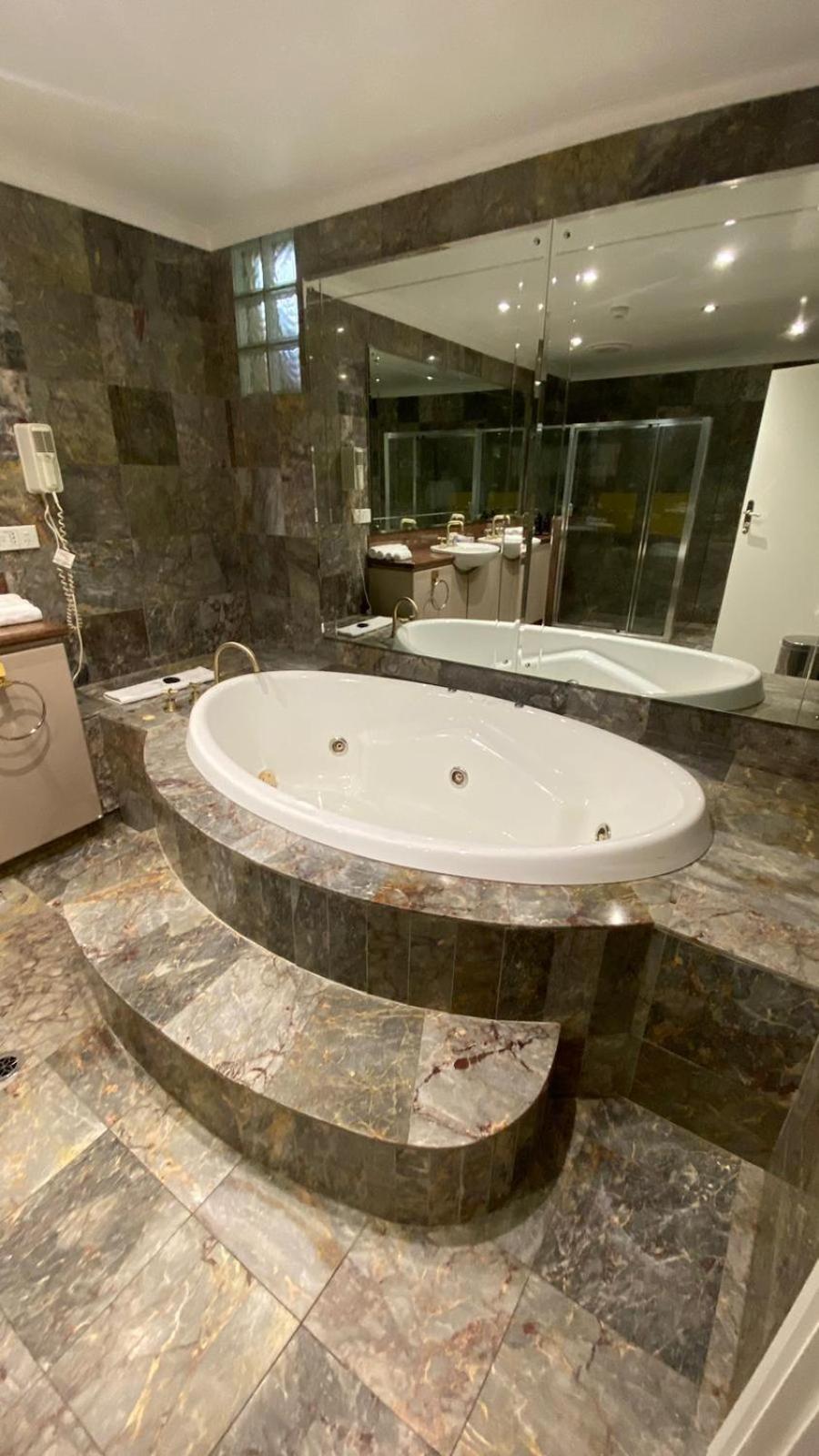 One Room Suite with Pool View - Non Smoking - Photo 2