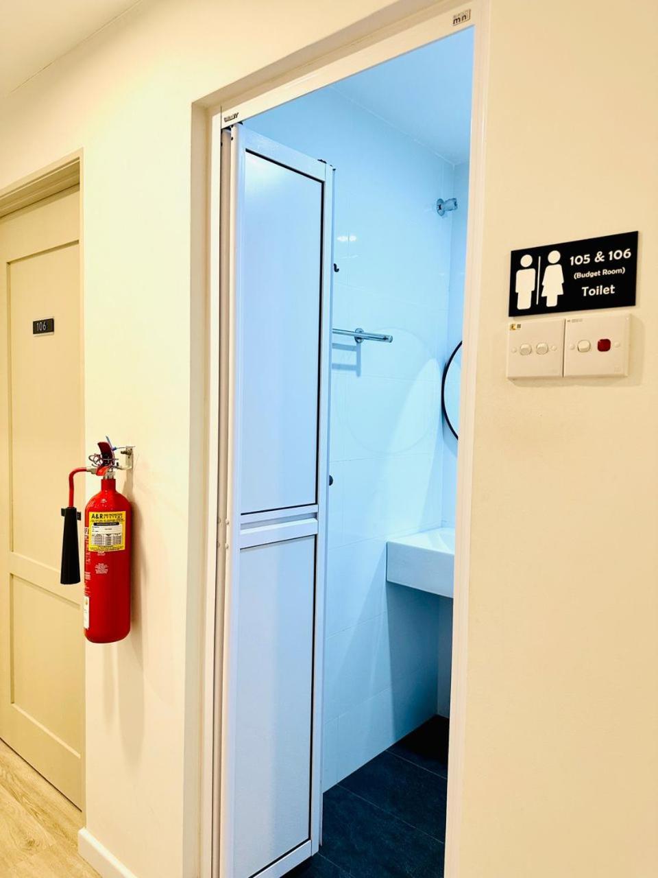Queen Room with Shared Bathroom photo 1