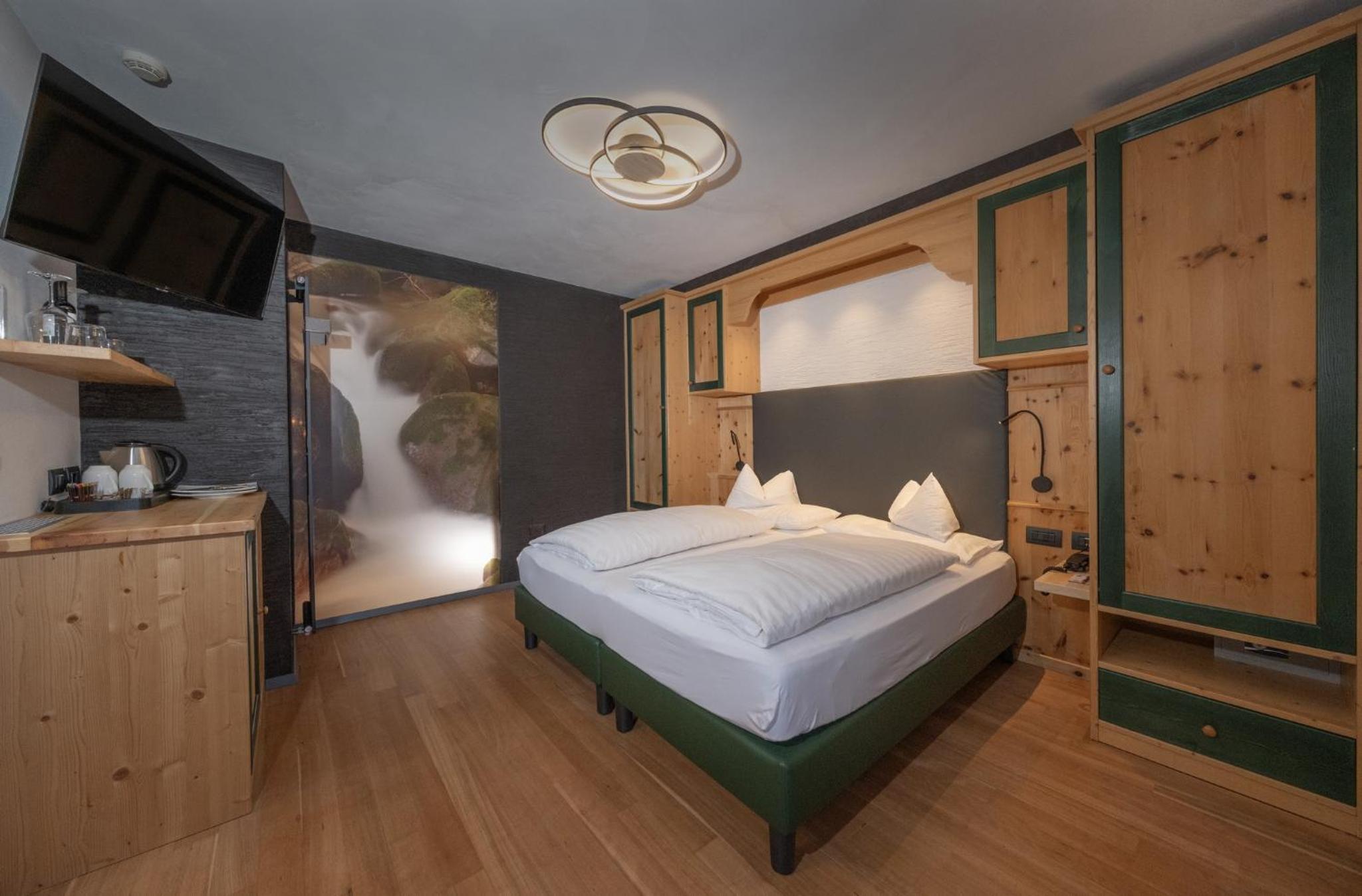 Deluxe Junior Suite with Mountain View - Photo 2