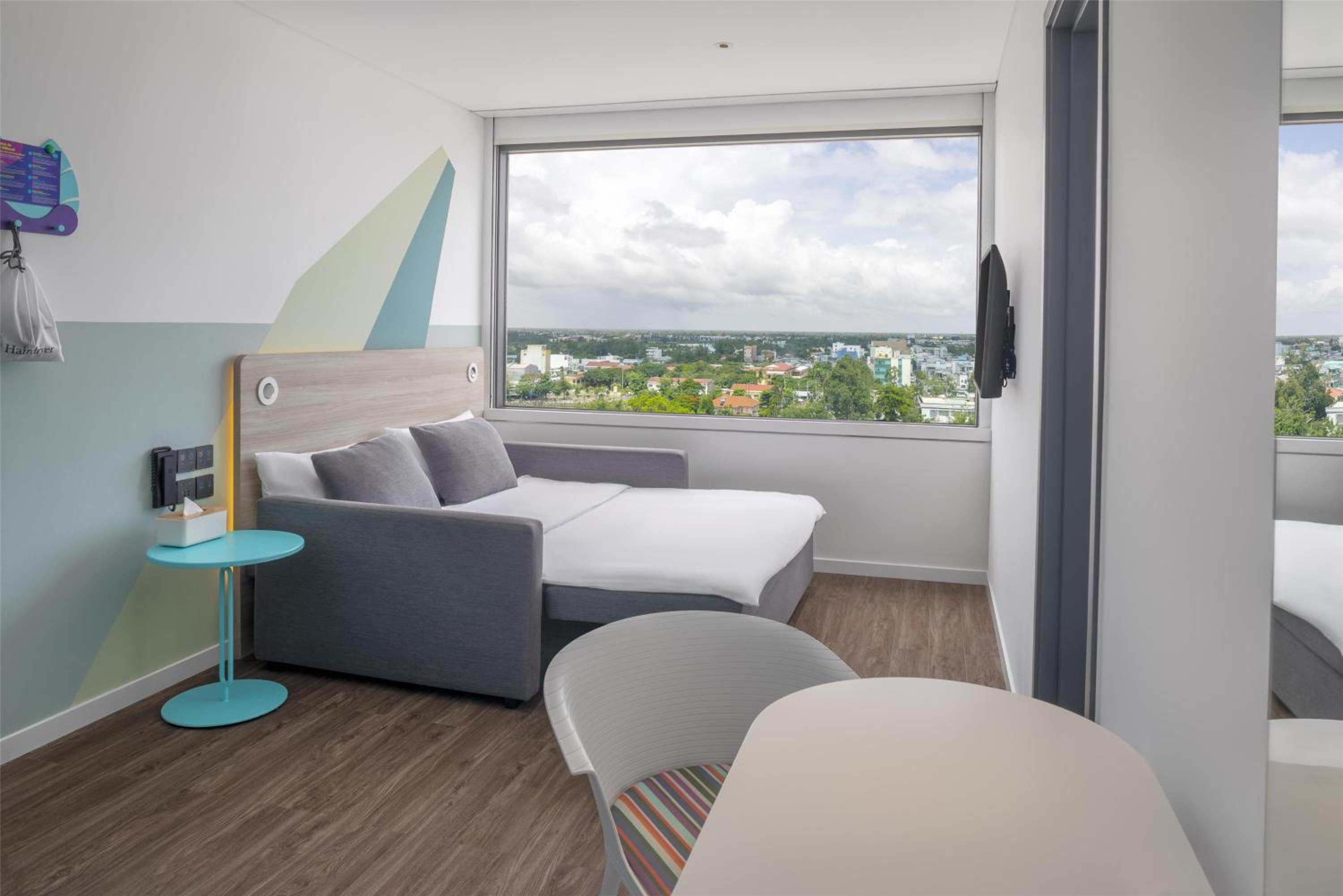 King Room with Sofa Bed - Photo 2