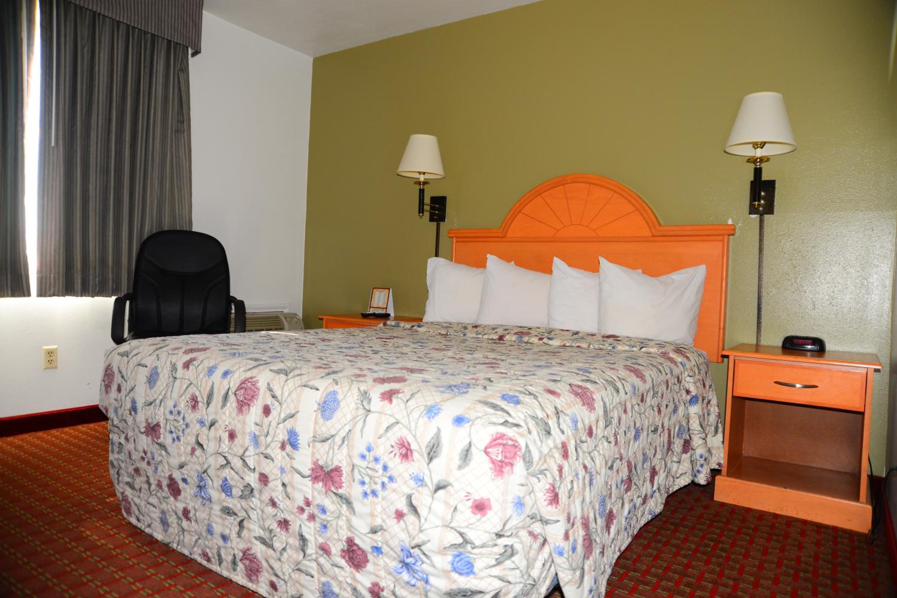 Queen Room photo 2